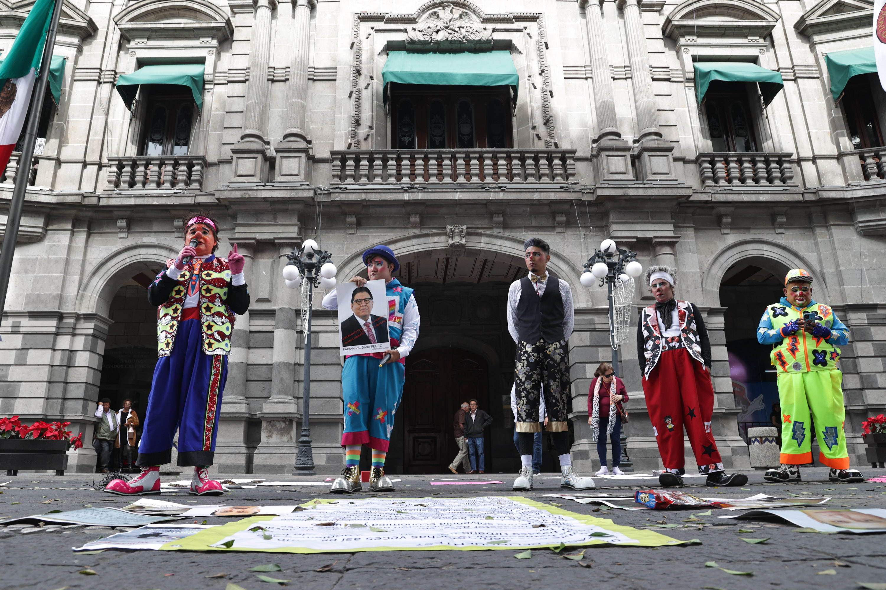 Con un show payasos se manifiestan frente a Palacio Municipal
