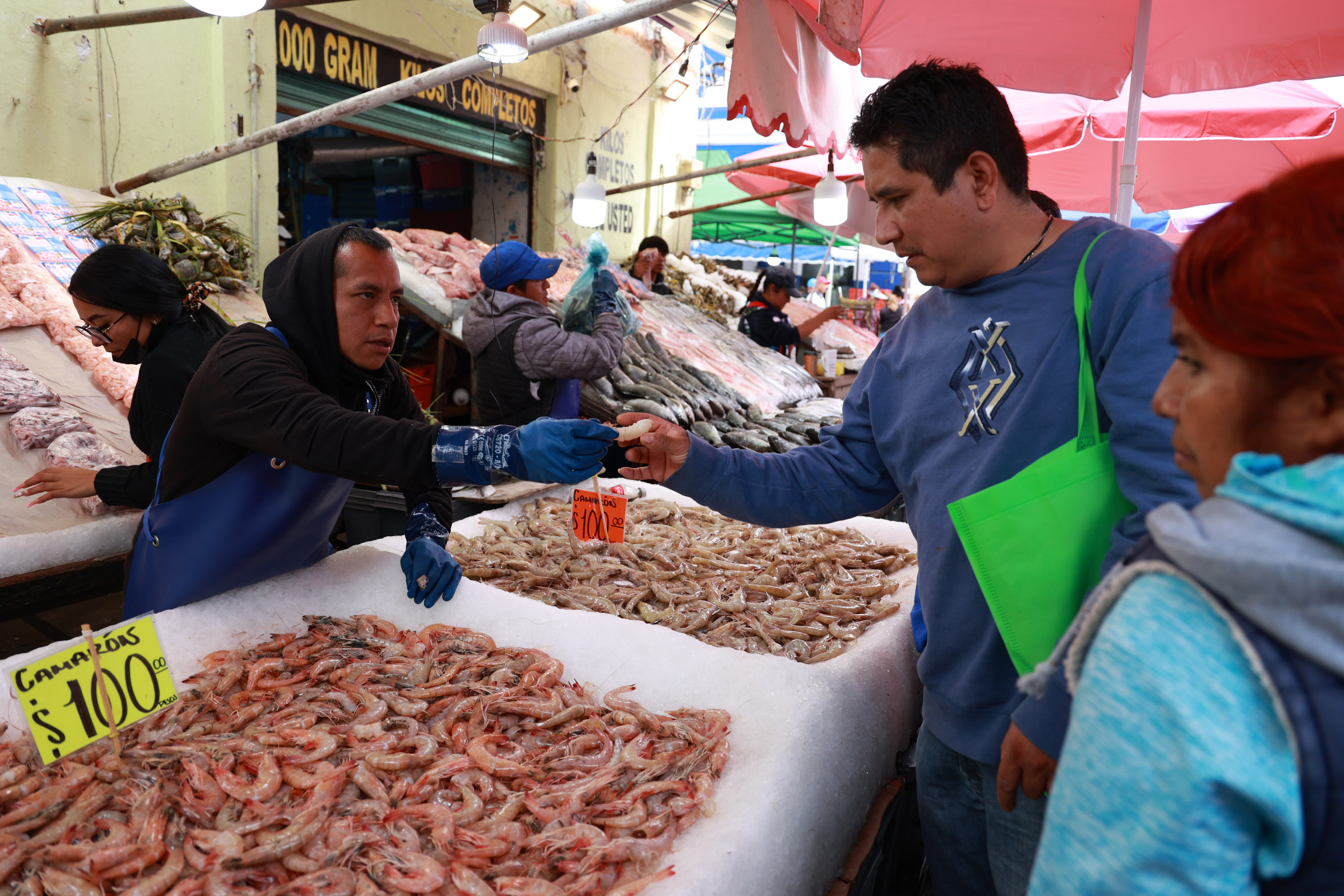 VIDEO Poblanos acuden a comprar camarones para la cena de Navidad