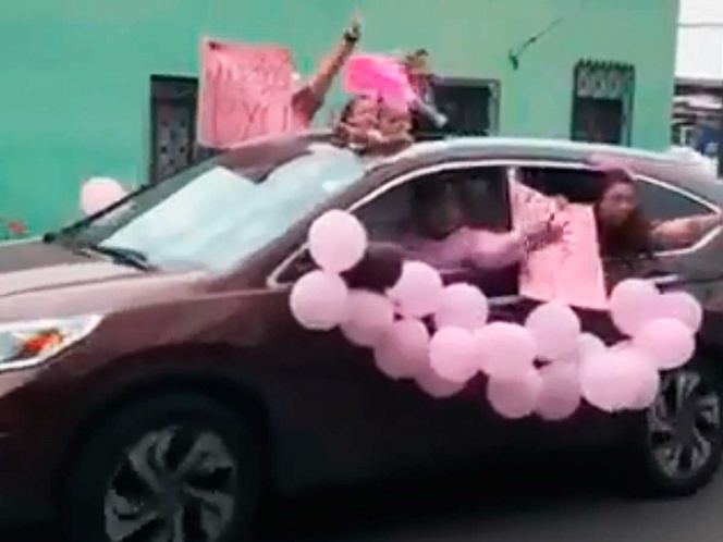 Ante contingencia realizan Baby Shower desde el auto