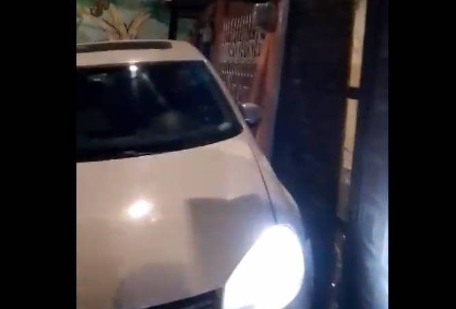 VIDEO Conductor ebrio se estrella contra dos casas en La Ciénega en Puebla