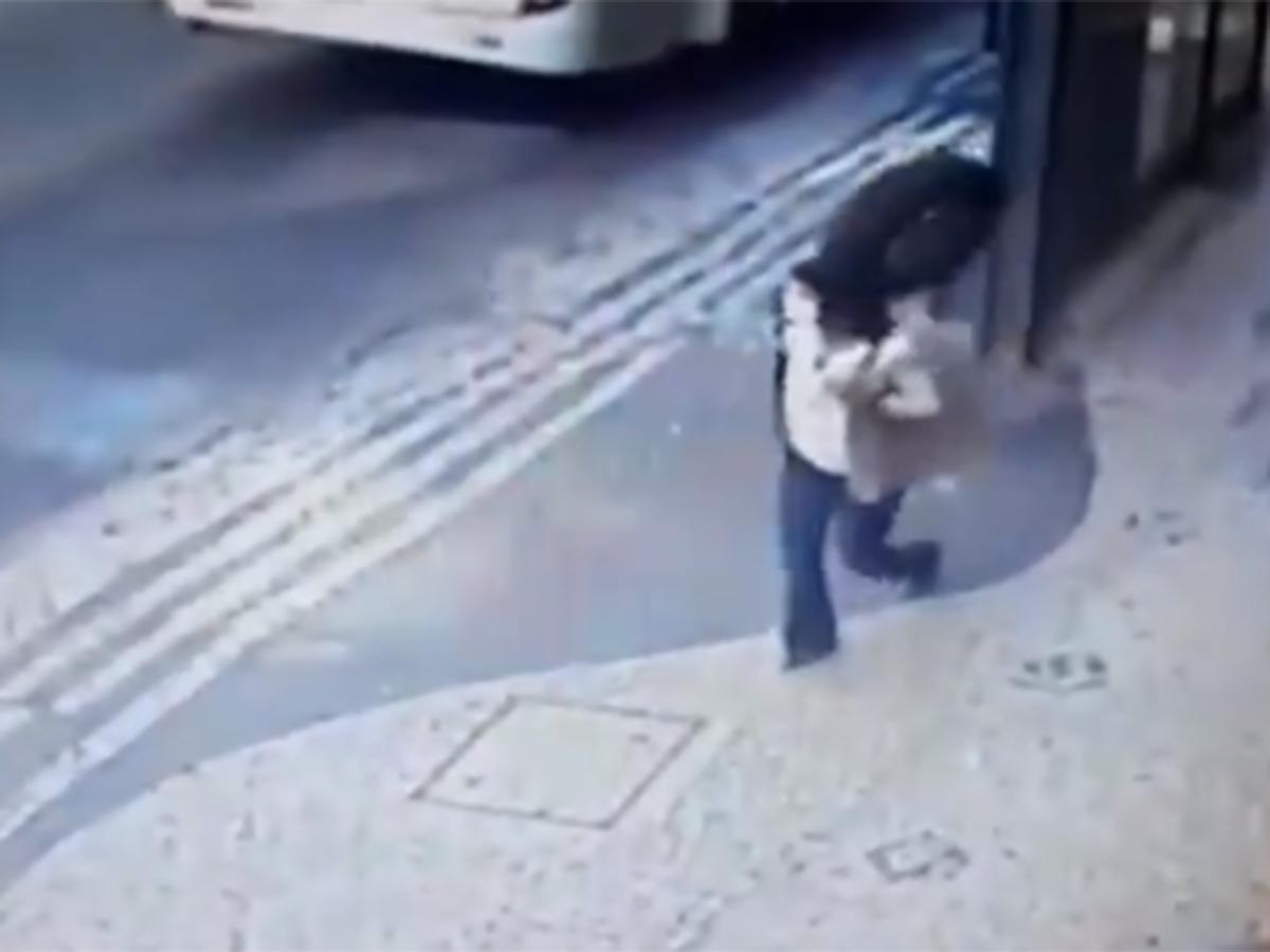 VIDEO Mujer se salva de ser arrollada por una llanta, pero no del rebote