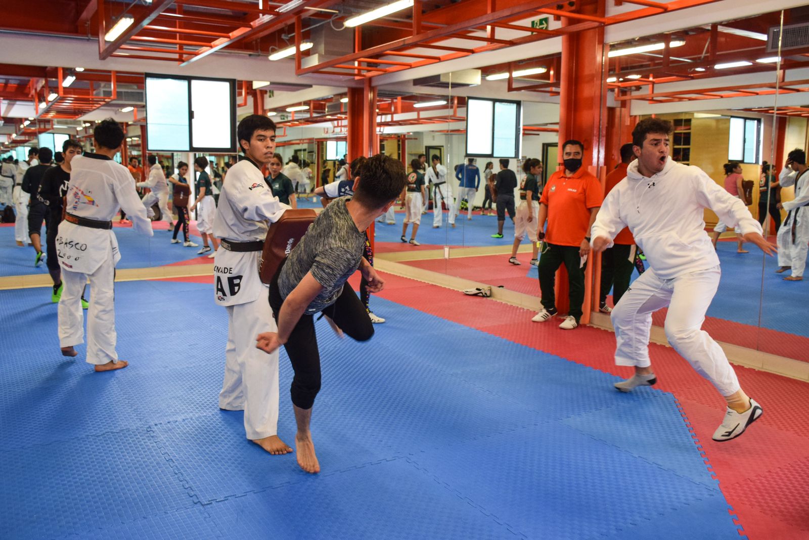 Seleccionados de Tabasco de taekwondo entrenan con los Aztecas 