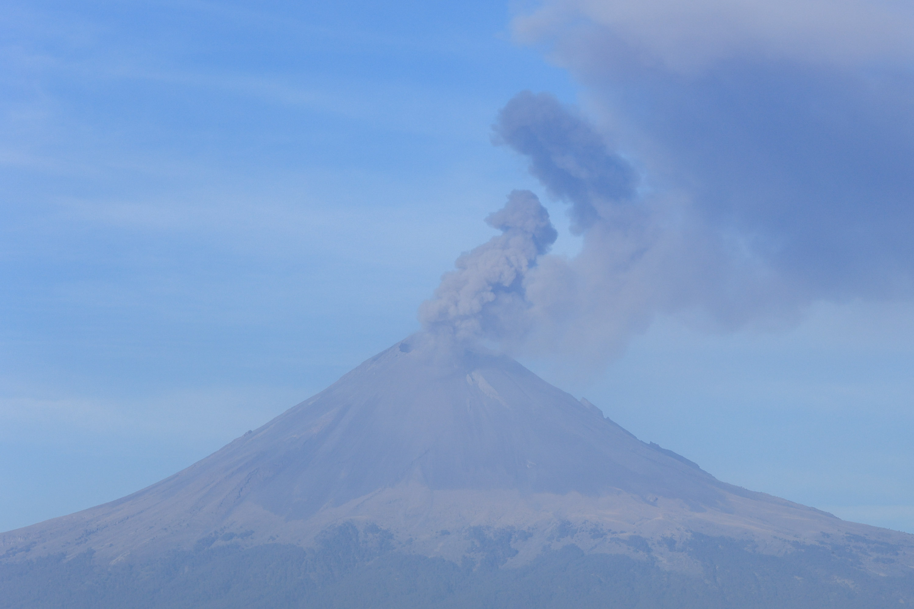 video-el-popo-amanece-lanzando-fumarola-municipios-puebla-noticias