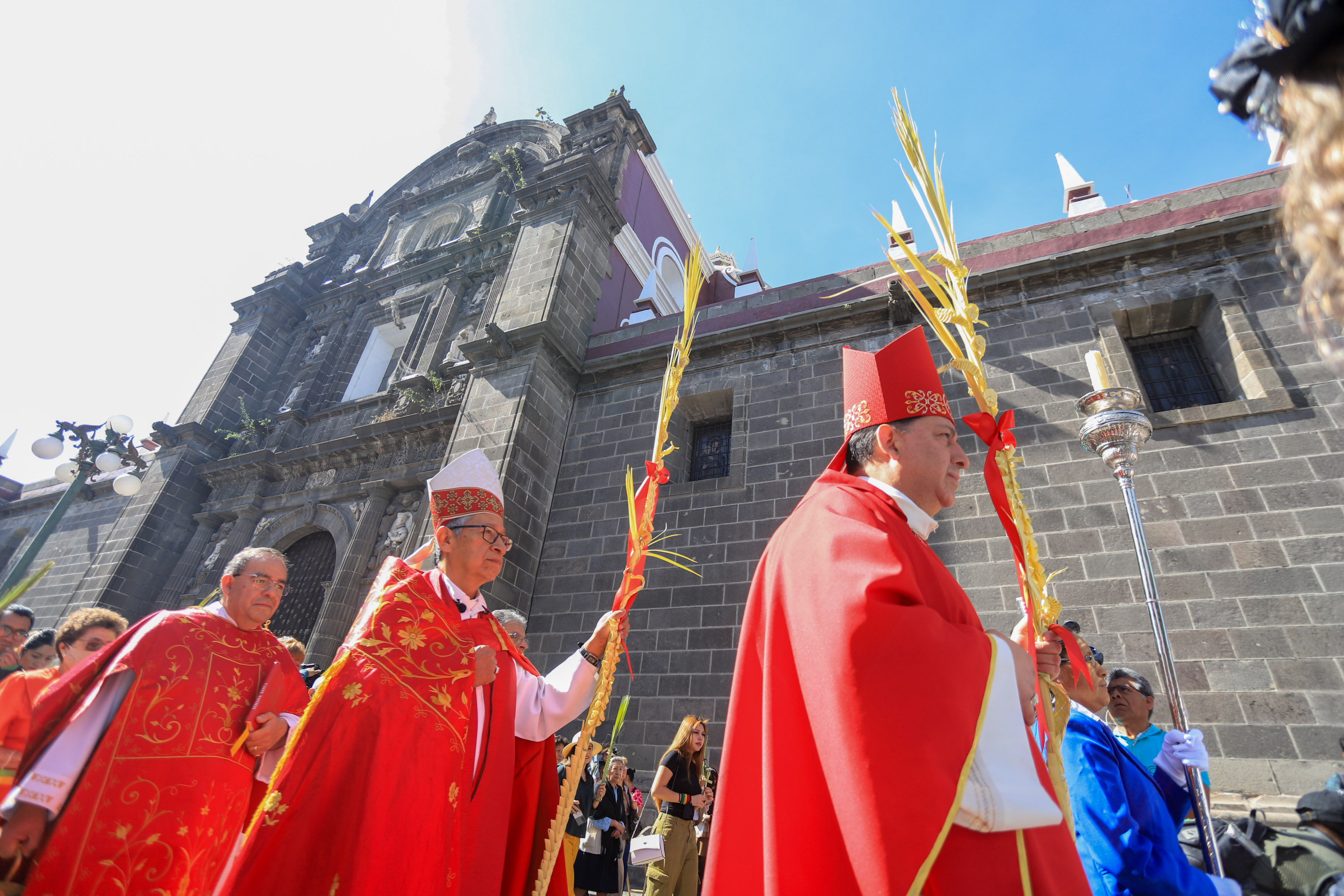 Encabezan Obispos Auxiliares de Puebla Procesión de Palma