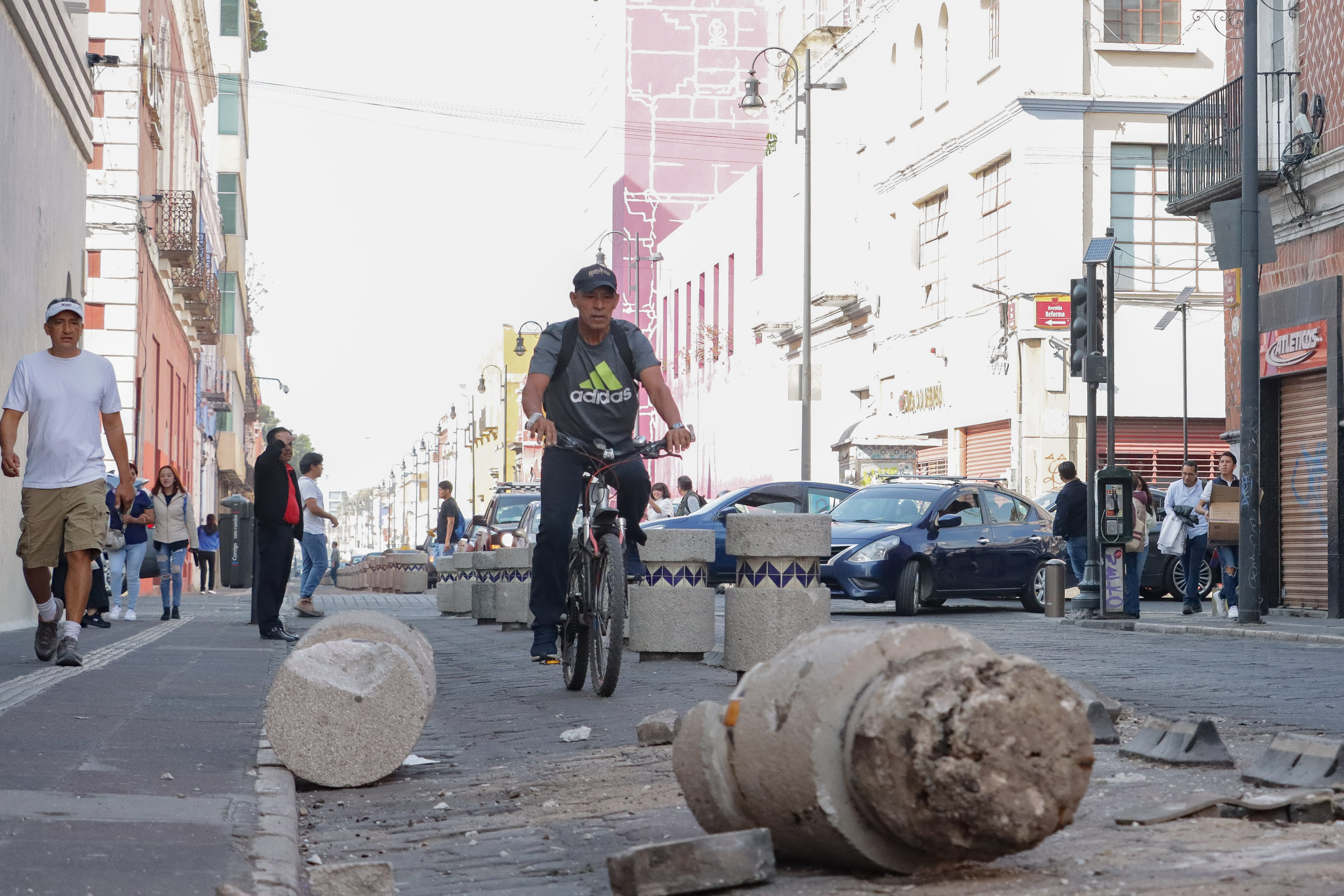 Con cuidado, bolardos destruidos obstruyen ciclovía