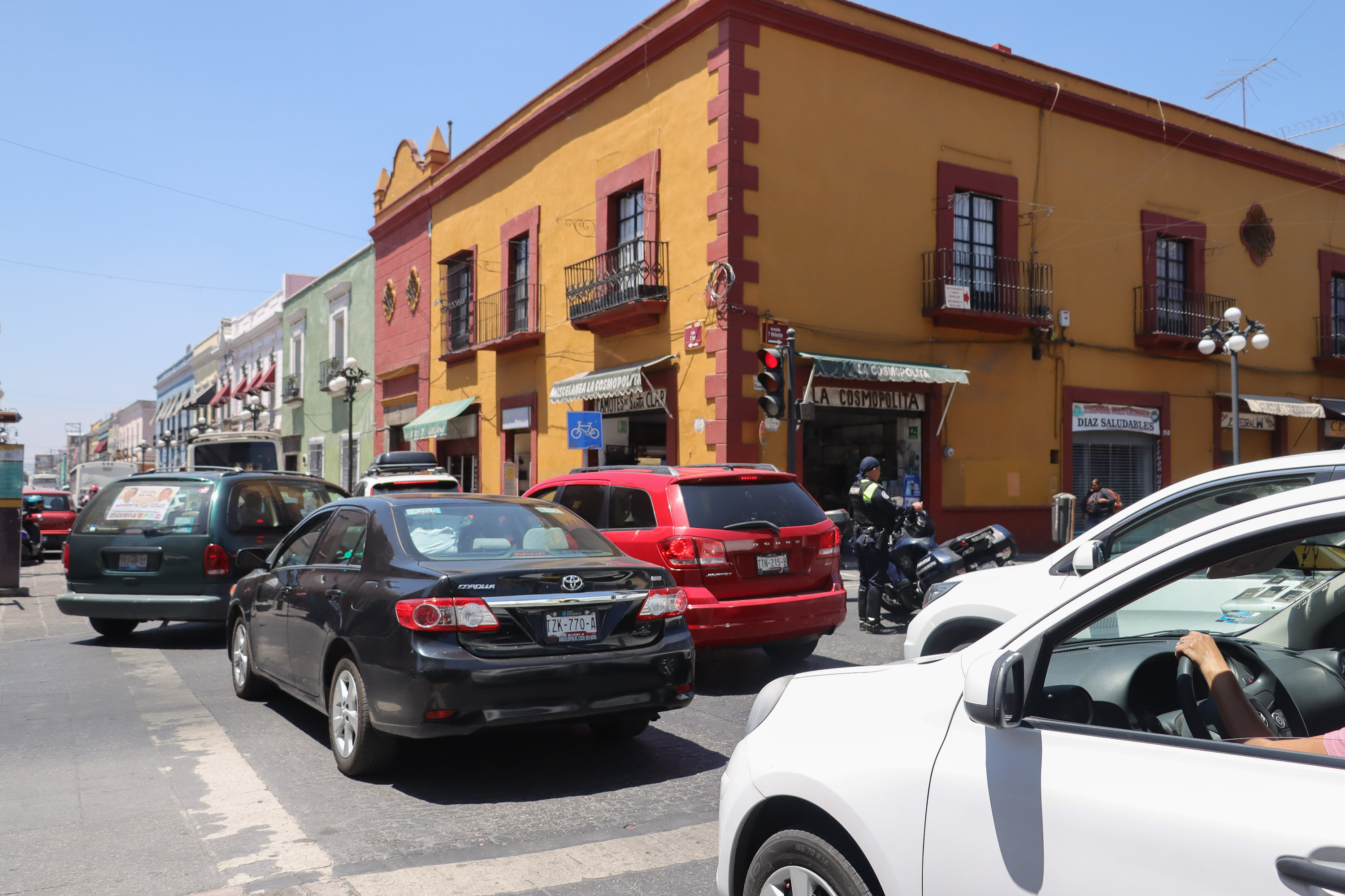 VIDEO Manifestación de la 28 de Octubre provoca intenso tráfico en el Centro Histórico