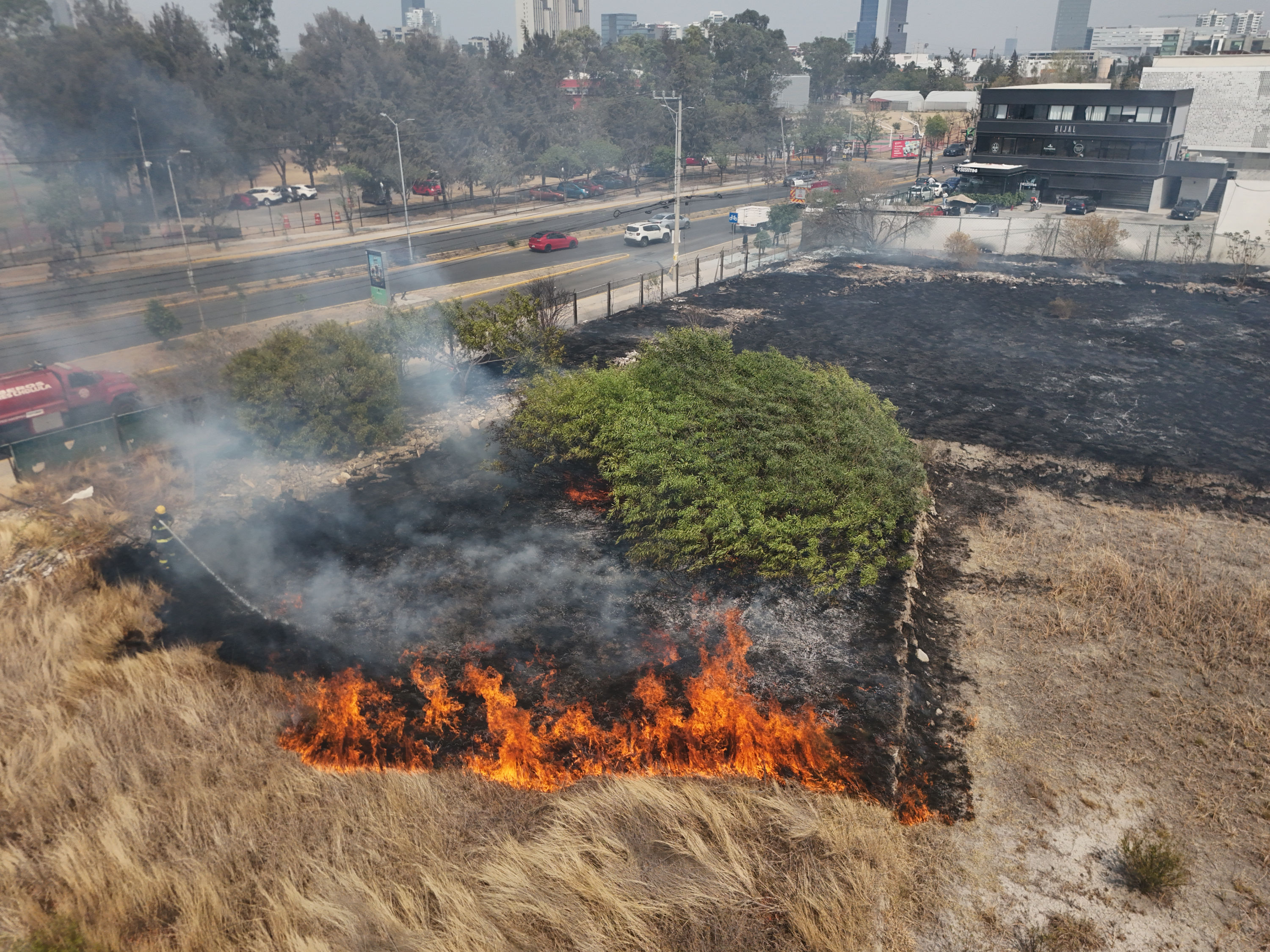 VIDEO Se incendia terreno baldío, junto a la Prepa Ibero