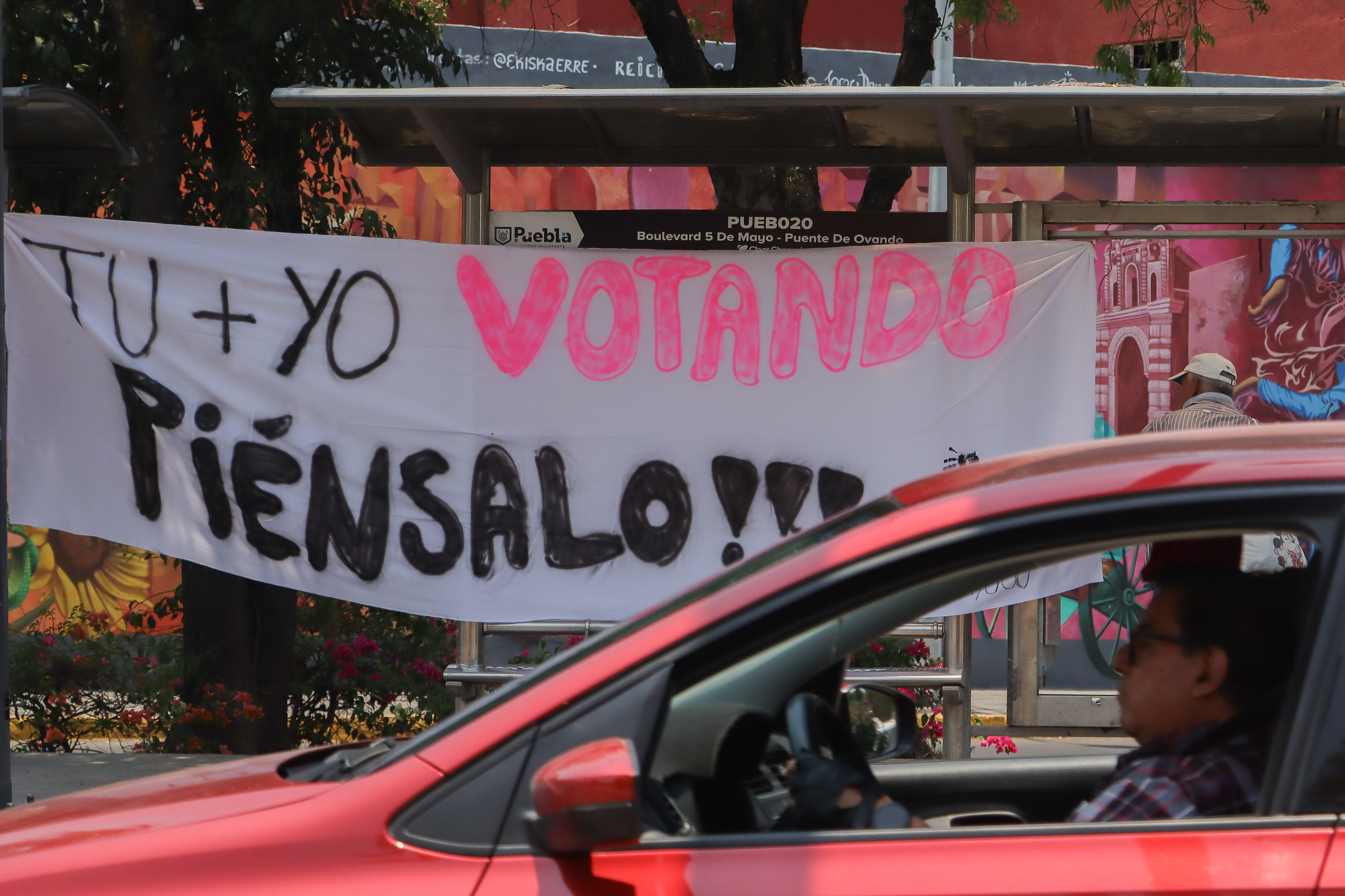 VIDEO Colocan mantas en bulevar 5 de Mayo para promover el voto