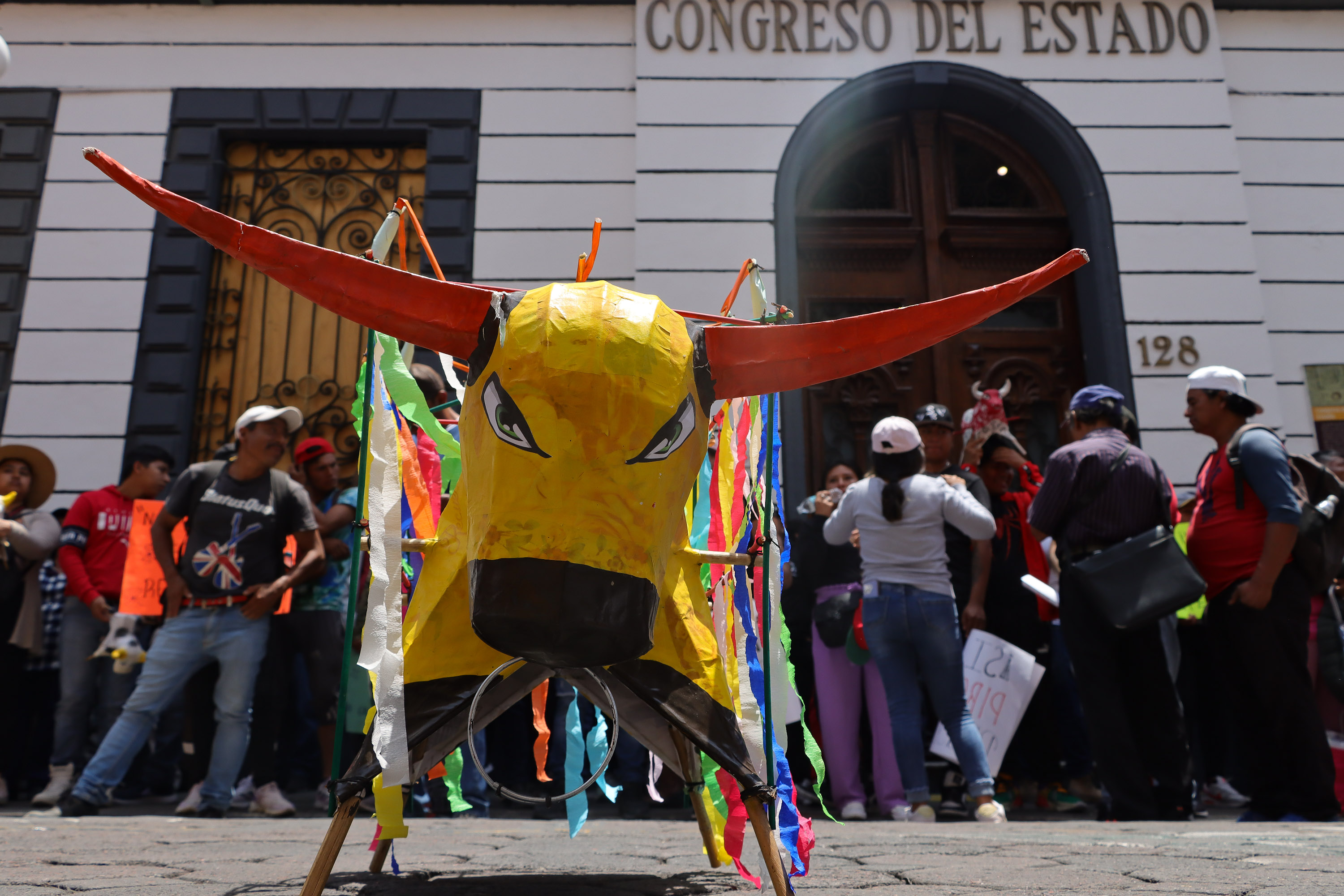 Protestan de manera simultánea a favor y en contra de la pirotecnia