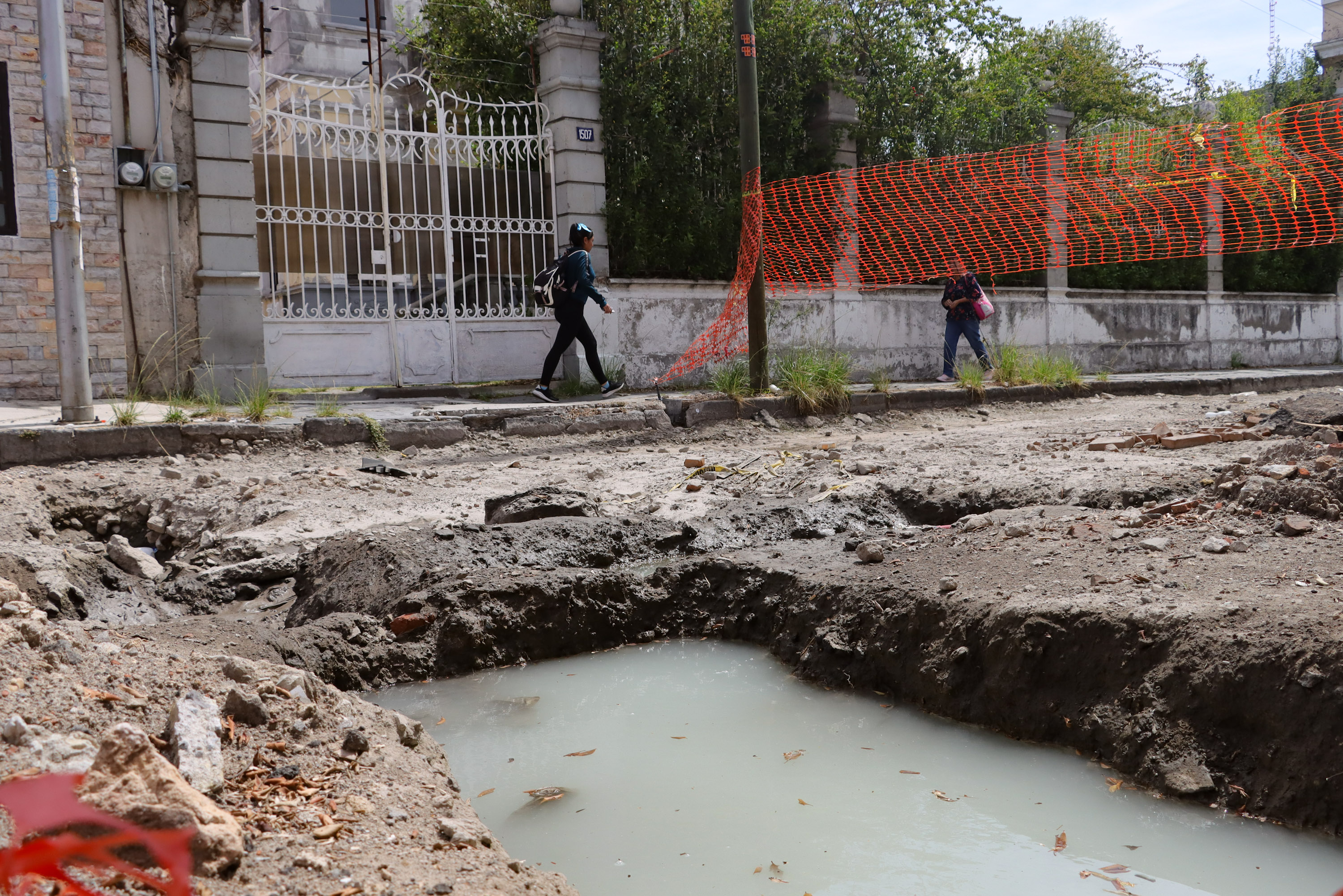 VIDEO Vecinos molestos se inconforman por obras en el barrio de Santiago