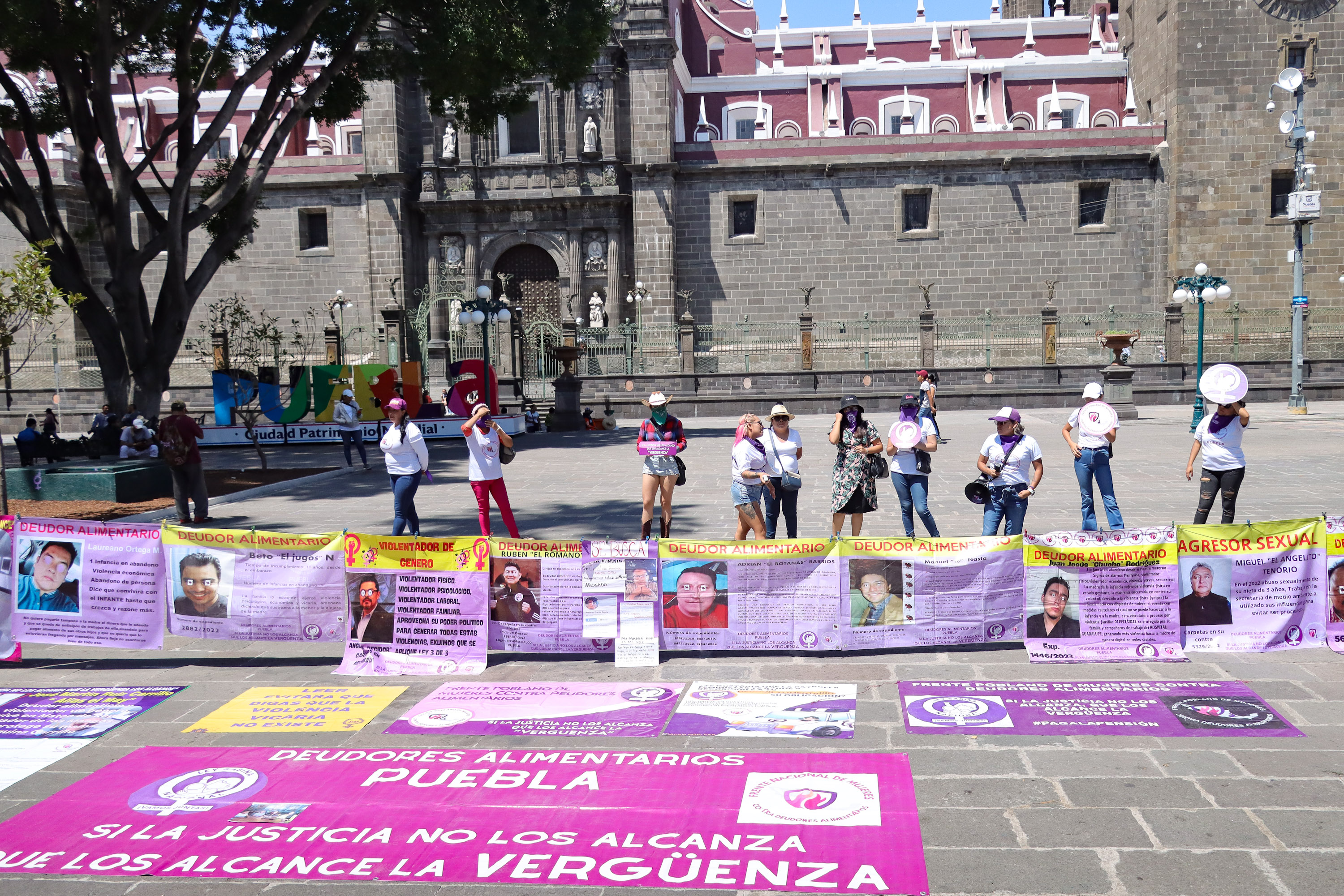 Exhiben a Deudores Alimentario en el zócalo de Puebla