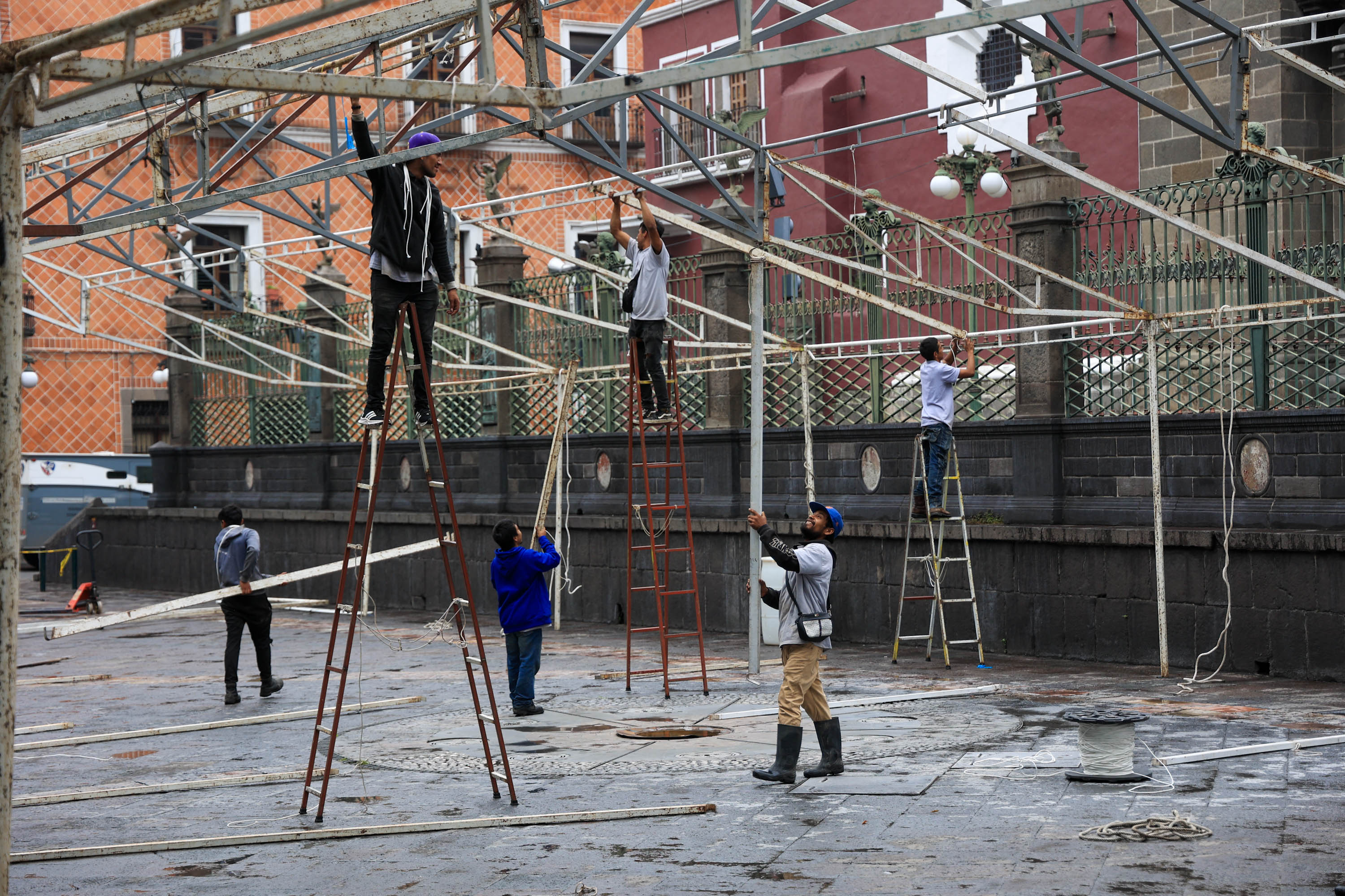 Comienzan preparativos en el zócalo para la Feria Internacional del Libro Puebla