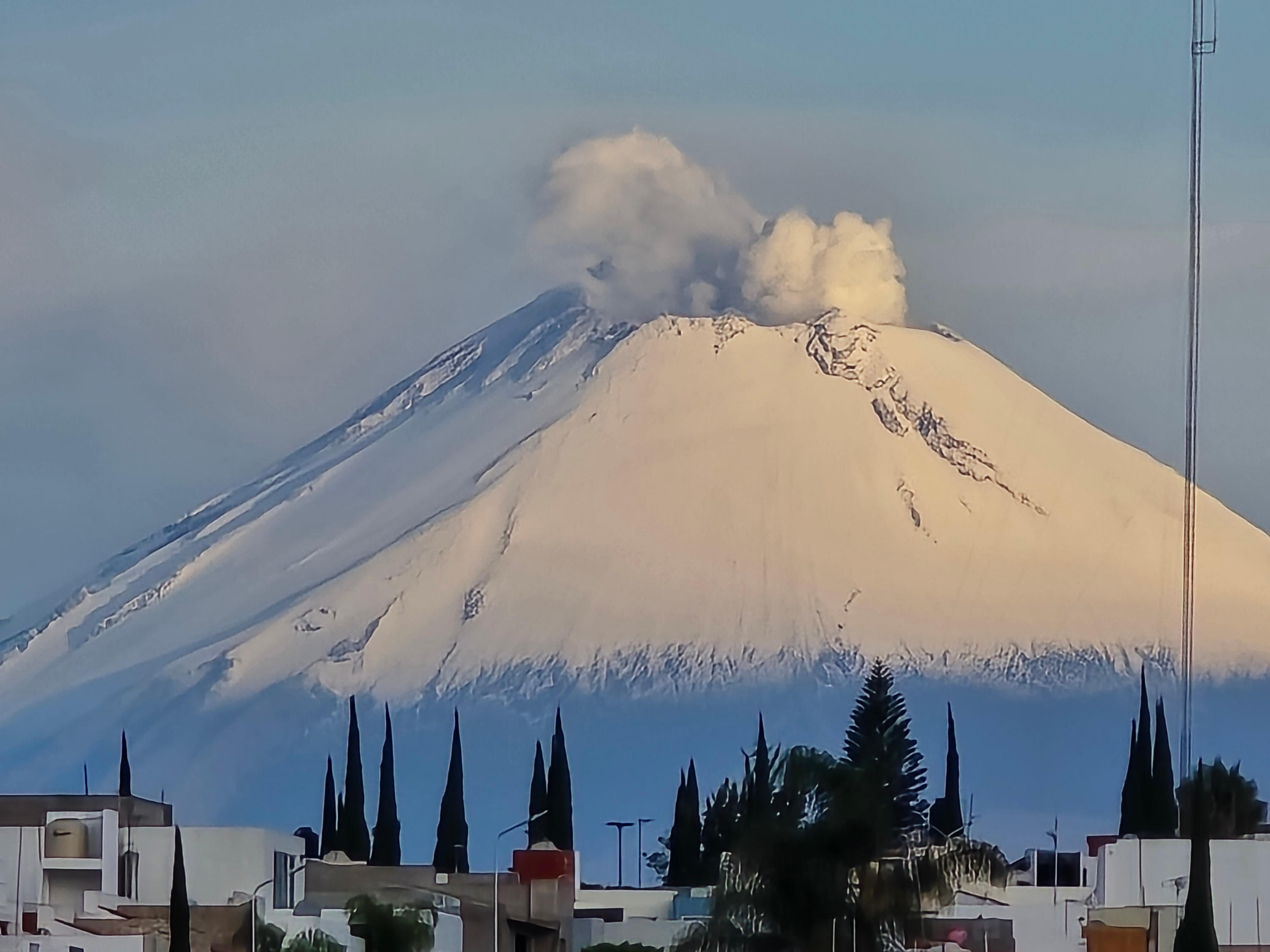 Una bella postal, amanece nevado el Volcán Popocatépetl