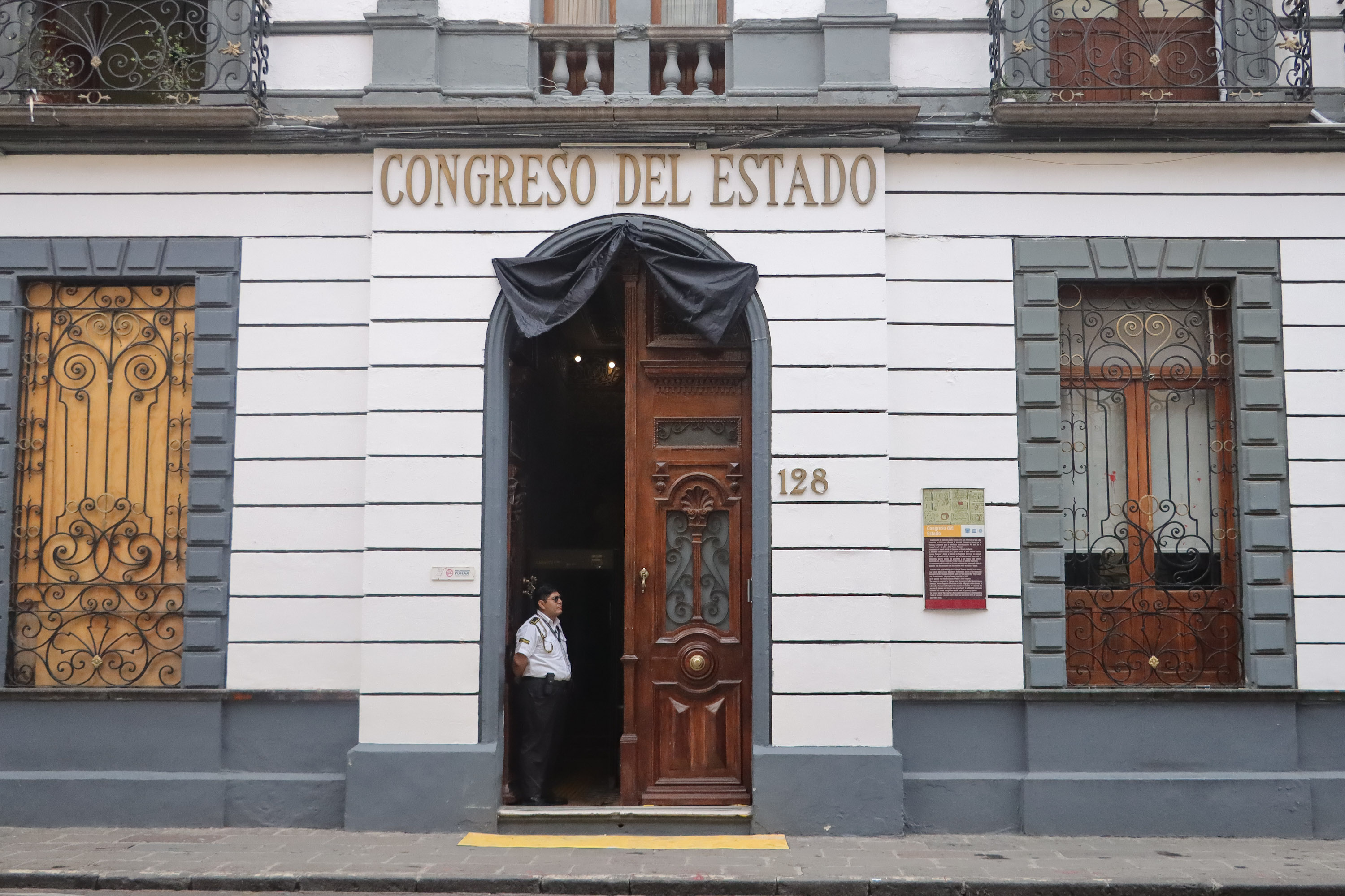 VIDEO Colocan moño negro en el Congreso de Puebla