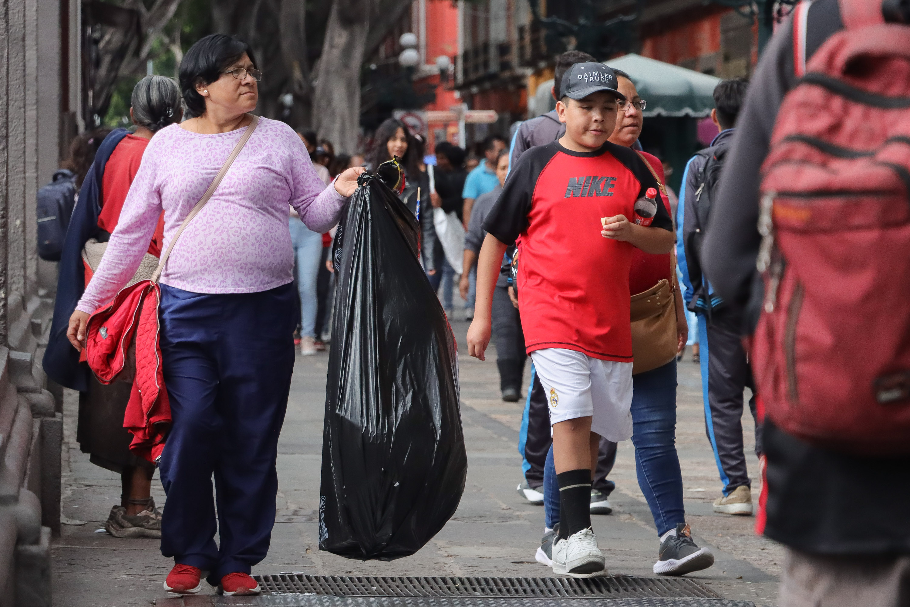 Se busca concientizar a la población para reducir el uso de bolsas de plástico