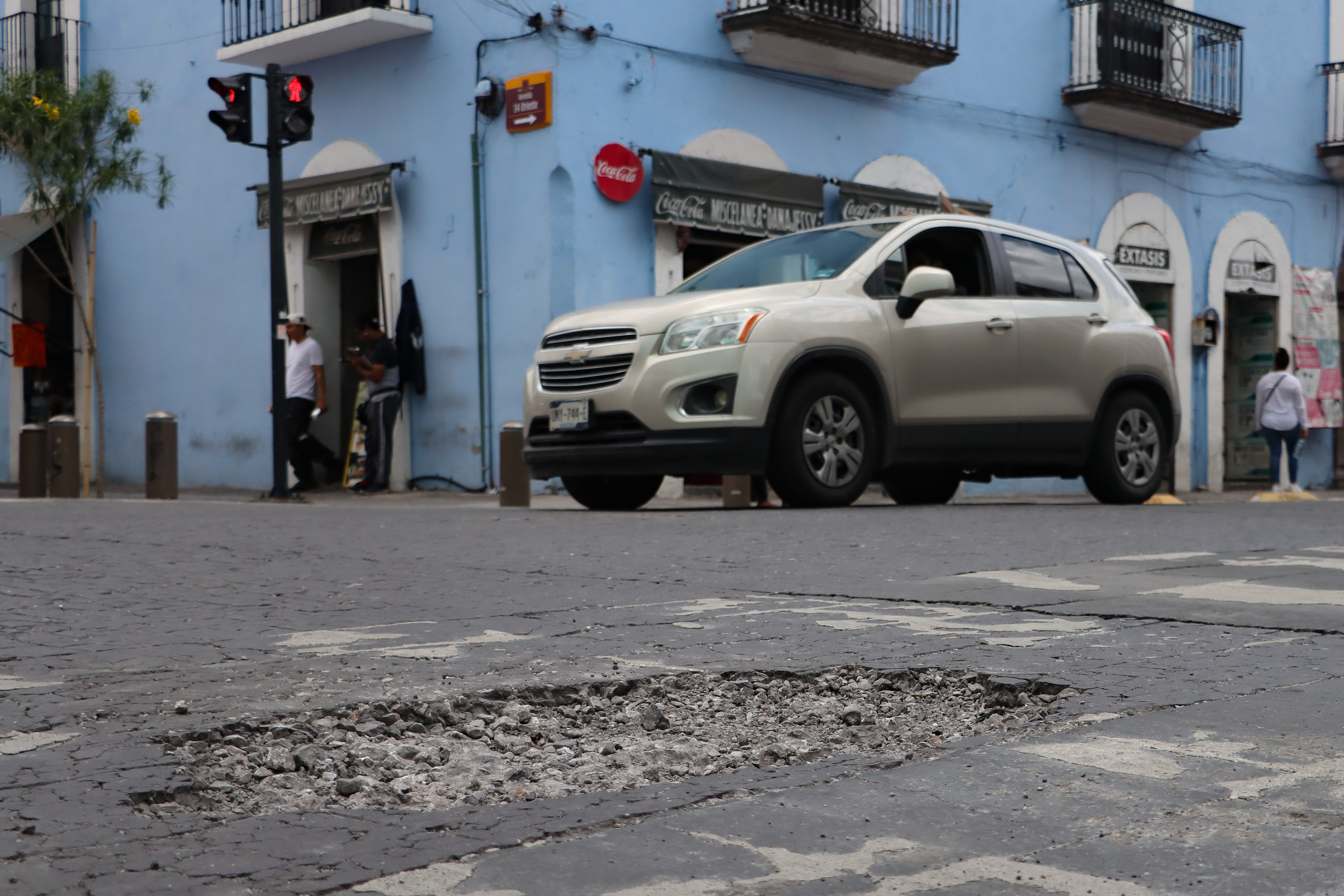 Reportan enorme bache en la 14 Oriente del centro de Puebla