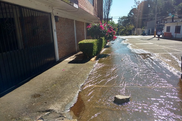 Acusan inundaciones en calle de Huauchinango construida por empresa de ex diputado