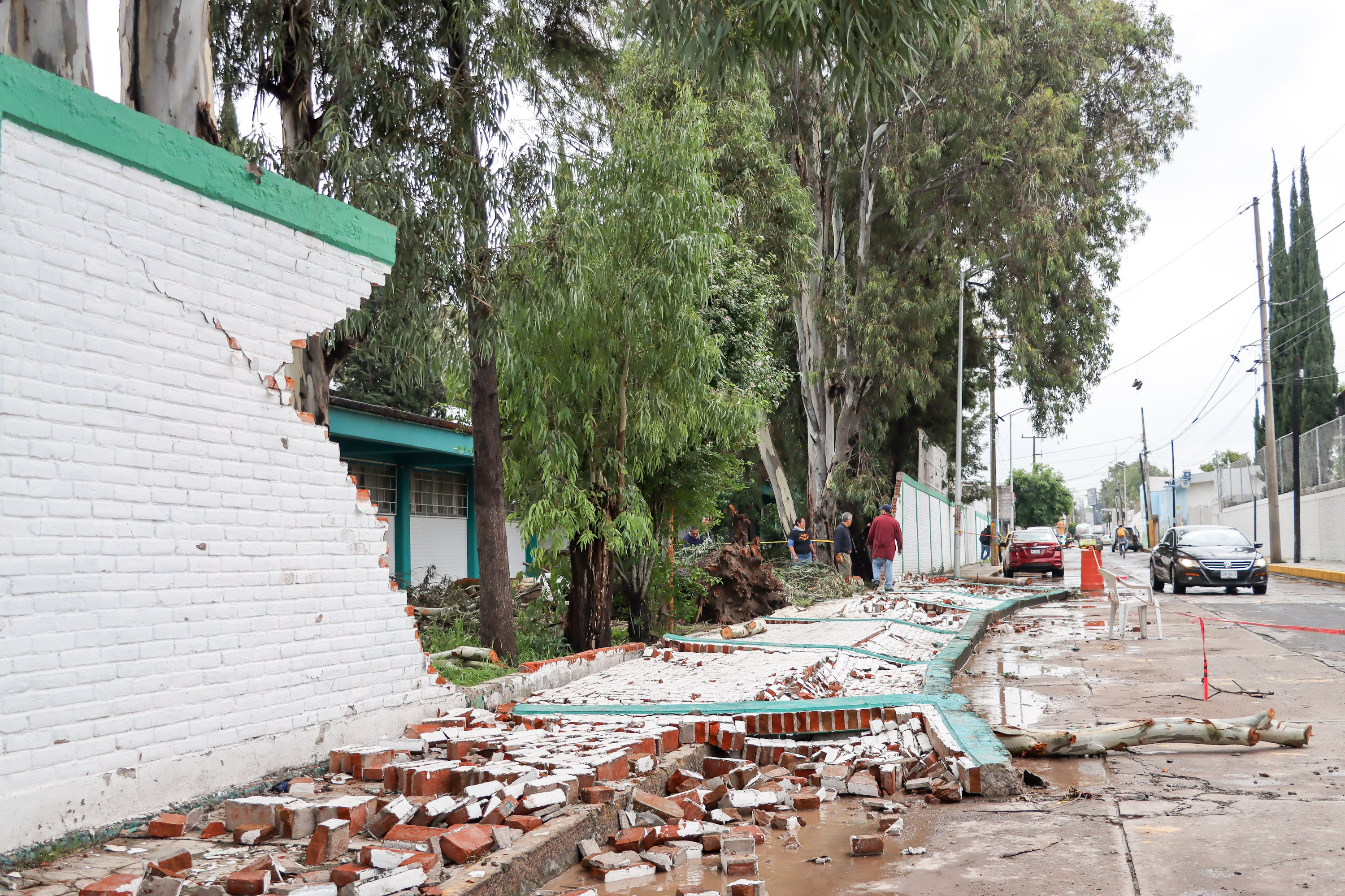 Tras lluvias, se desploma barda del plantel 3 del Cobaep