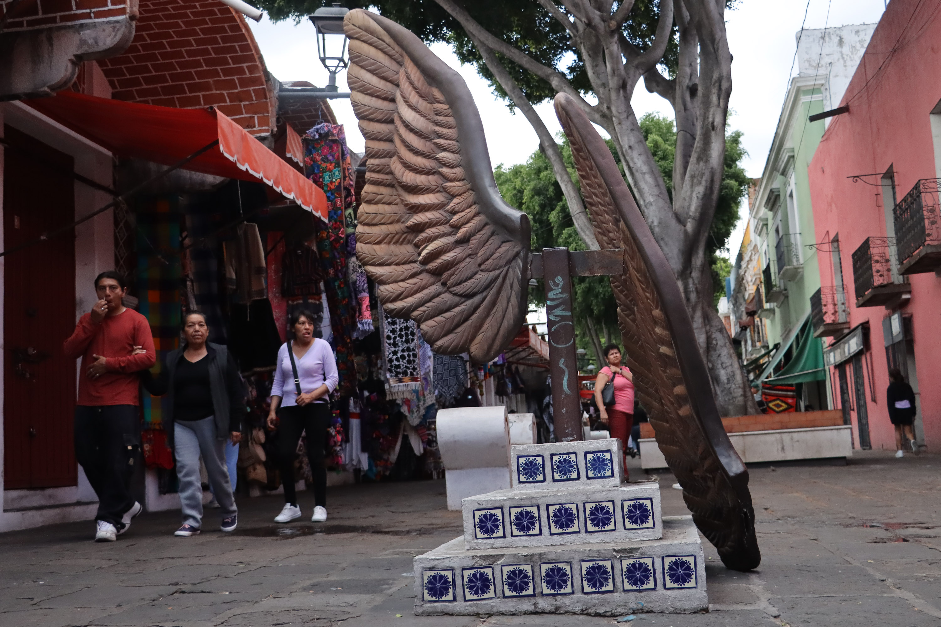 Se desprende una ala de la escultura del Parían en el centro de Puebla