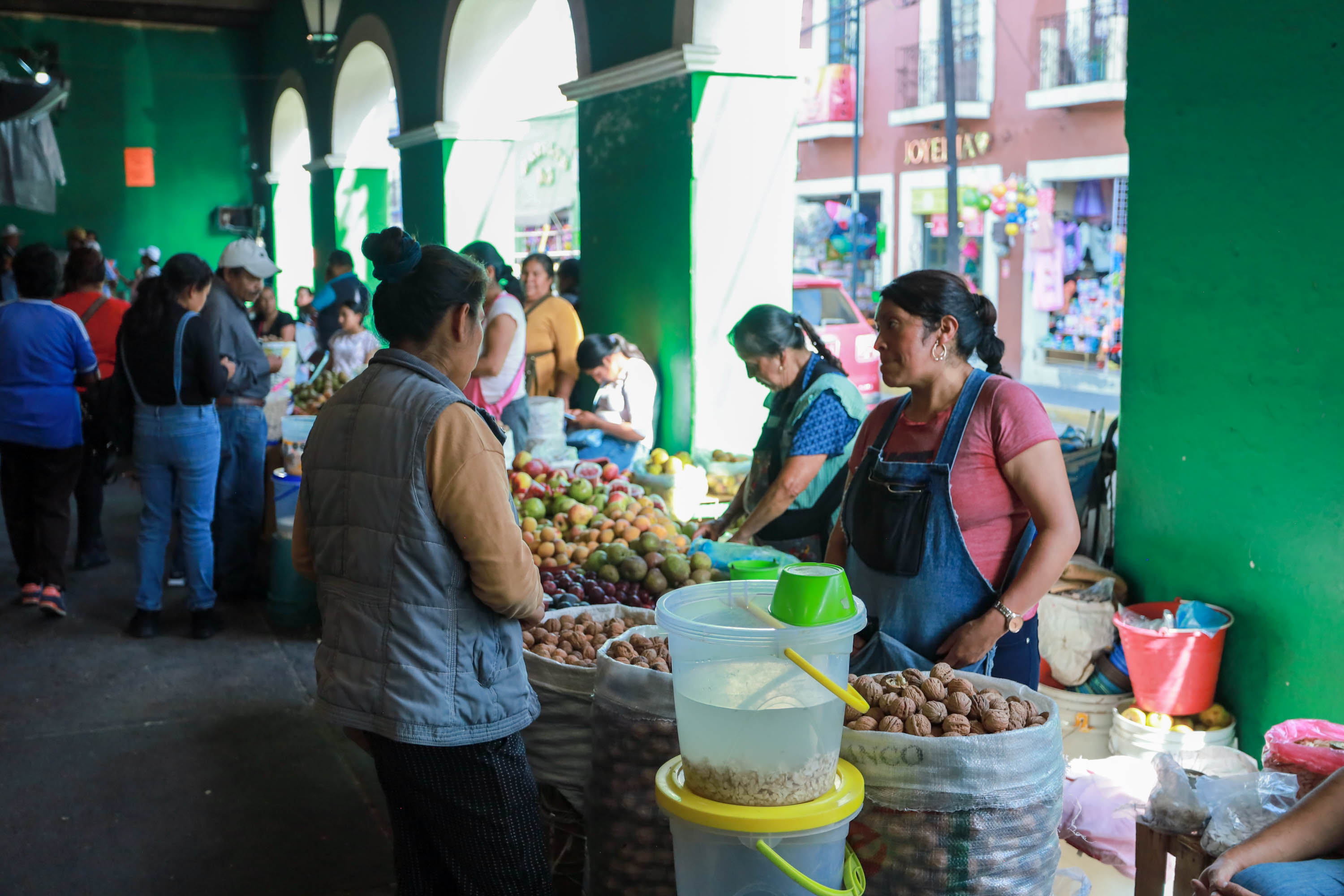 Chile en nogada: la nuez limpia se vende hasta en 600 pesos