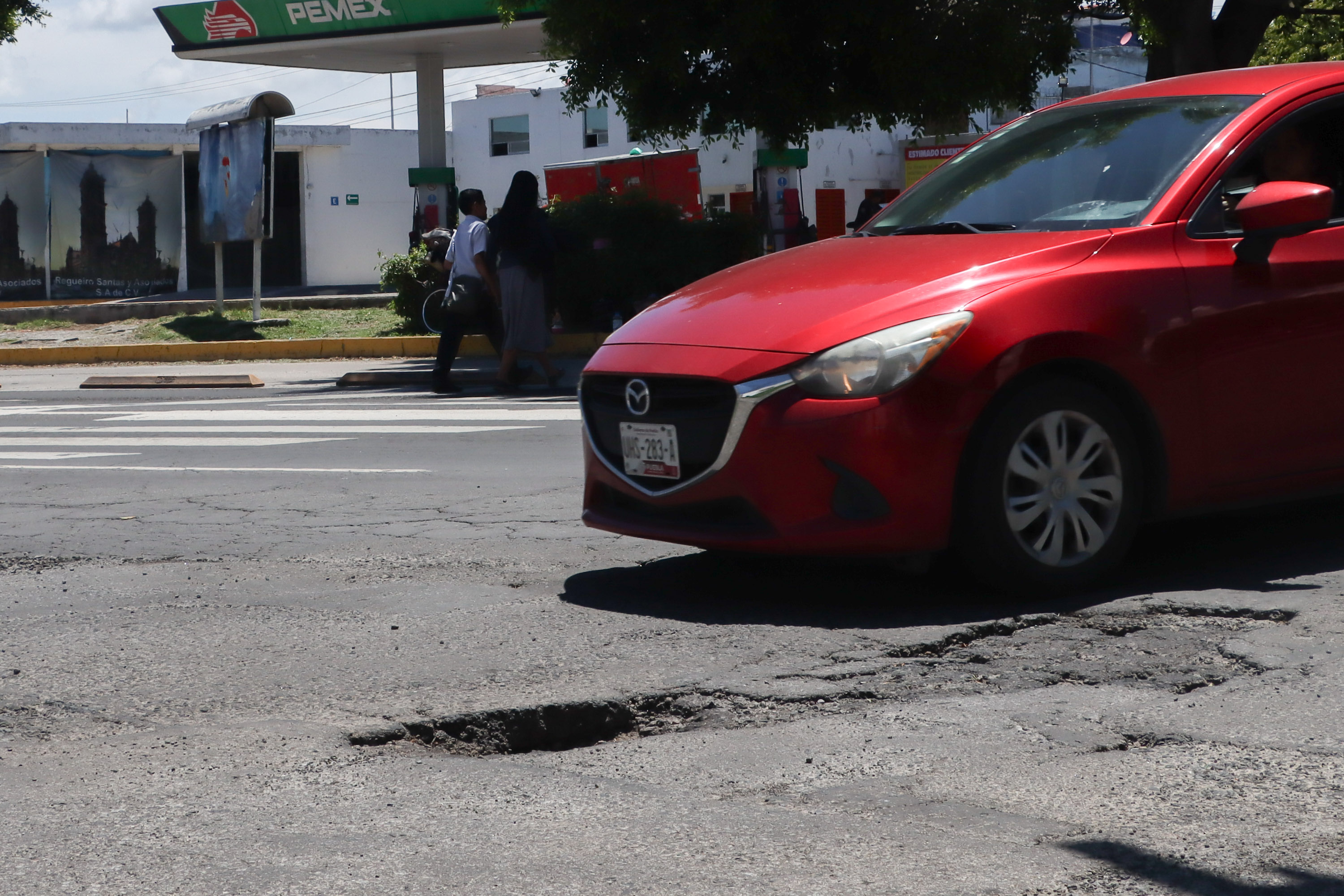 VIDEO La queja de todos los días, bache en la 32 Poniente