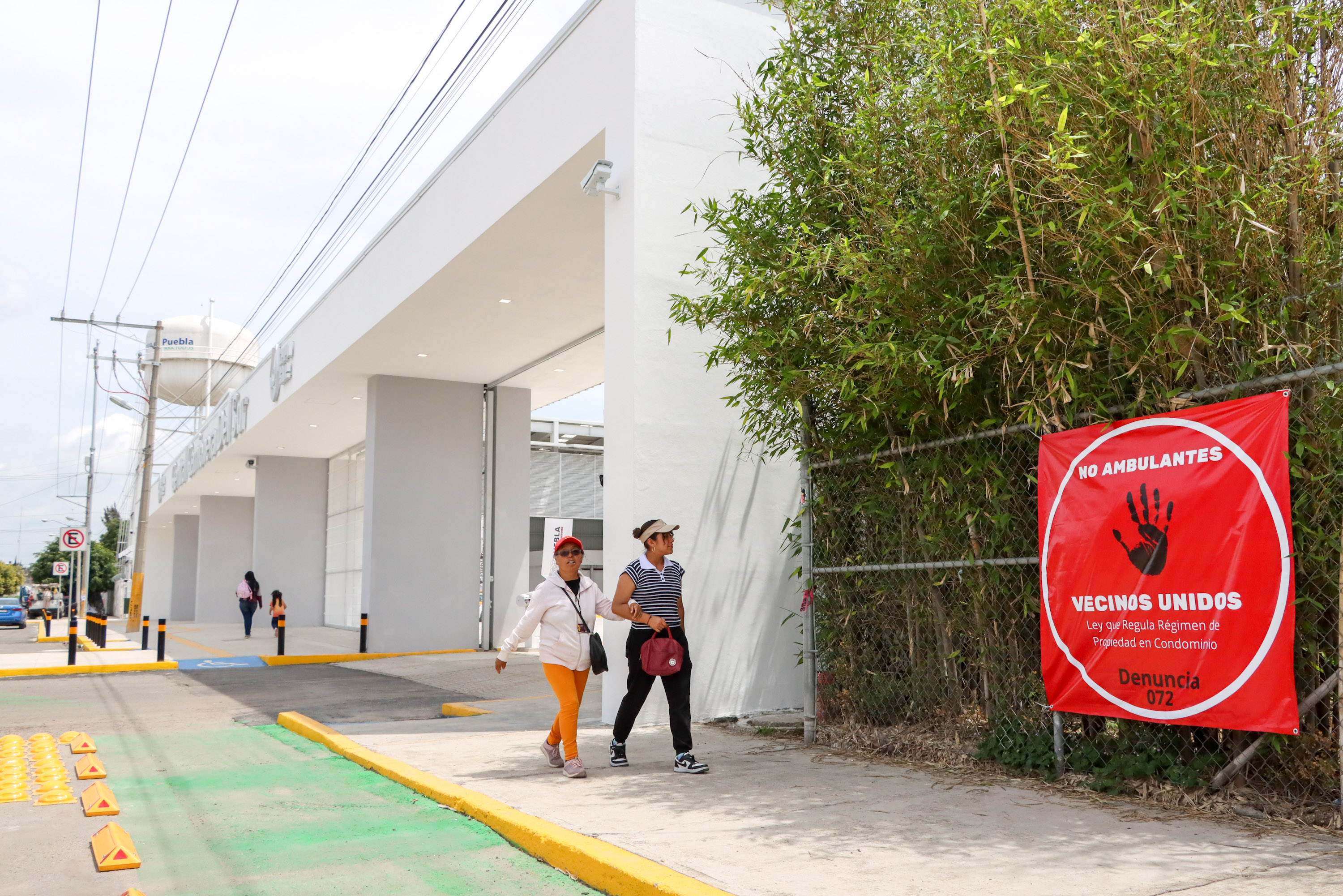 VIDEO No ambulantes, no taxis, piden vecinos de Agua Santa