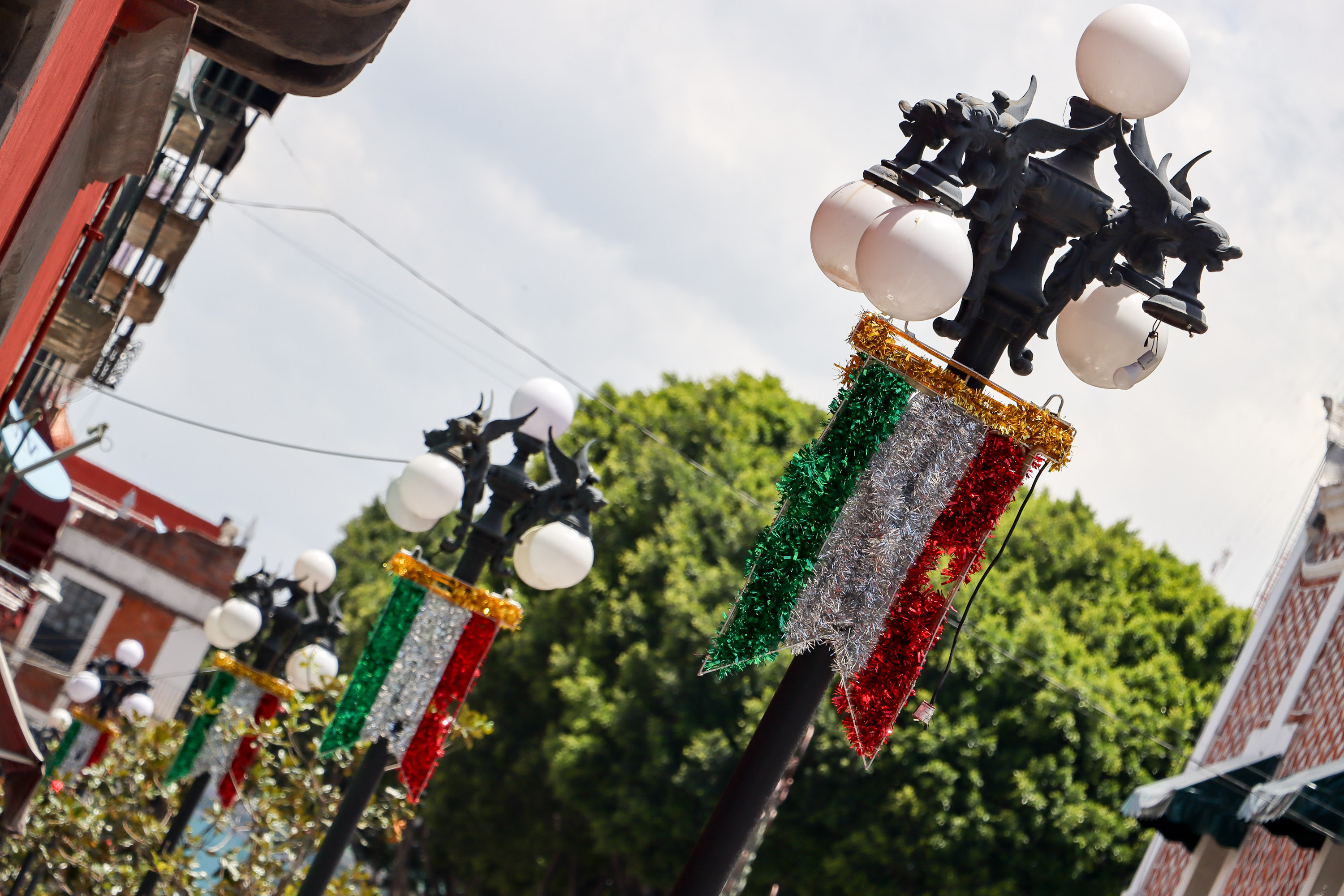Arranca colocación de adornos para fiestas patrias en Puebla