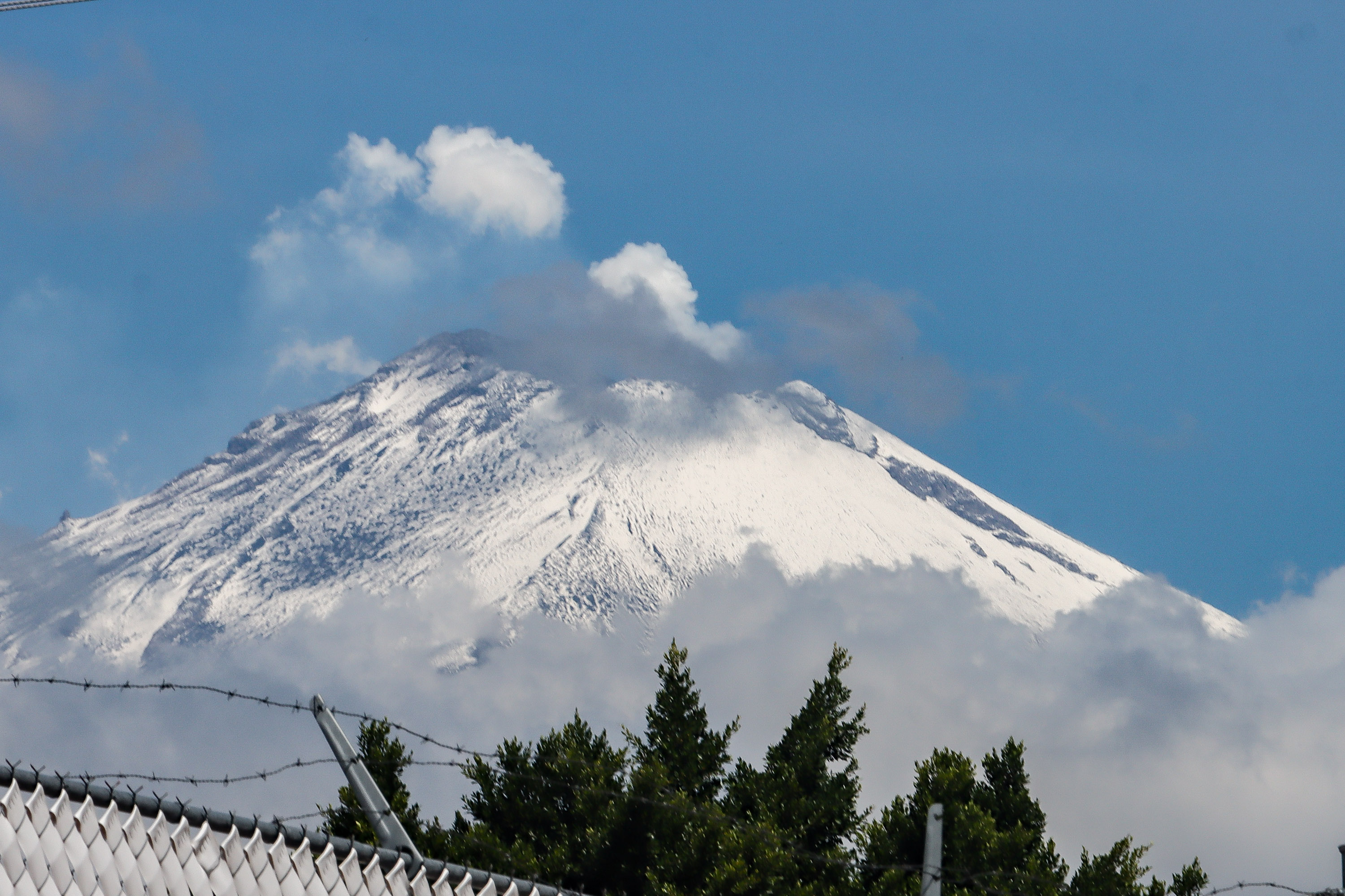 Nubes y nieve cubren el volcán Popocatépetl