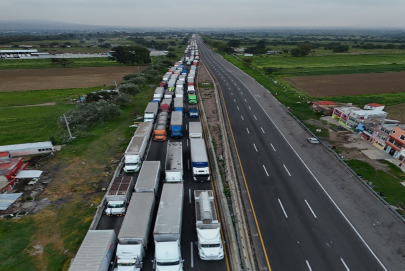 Gobiernos estatales y federales deben idear estrategias para evitar cierres carreteros