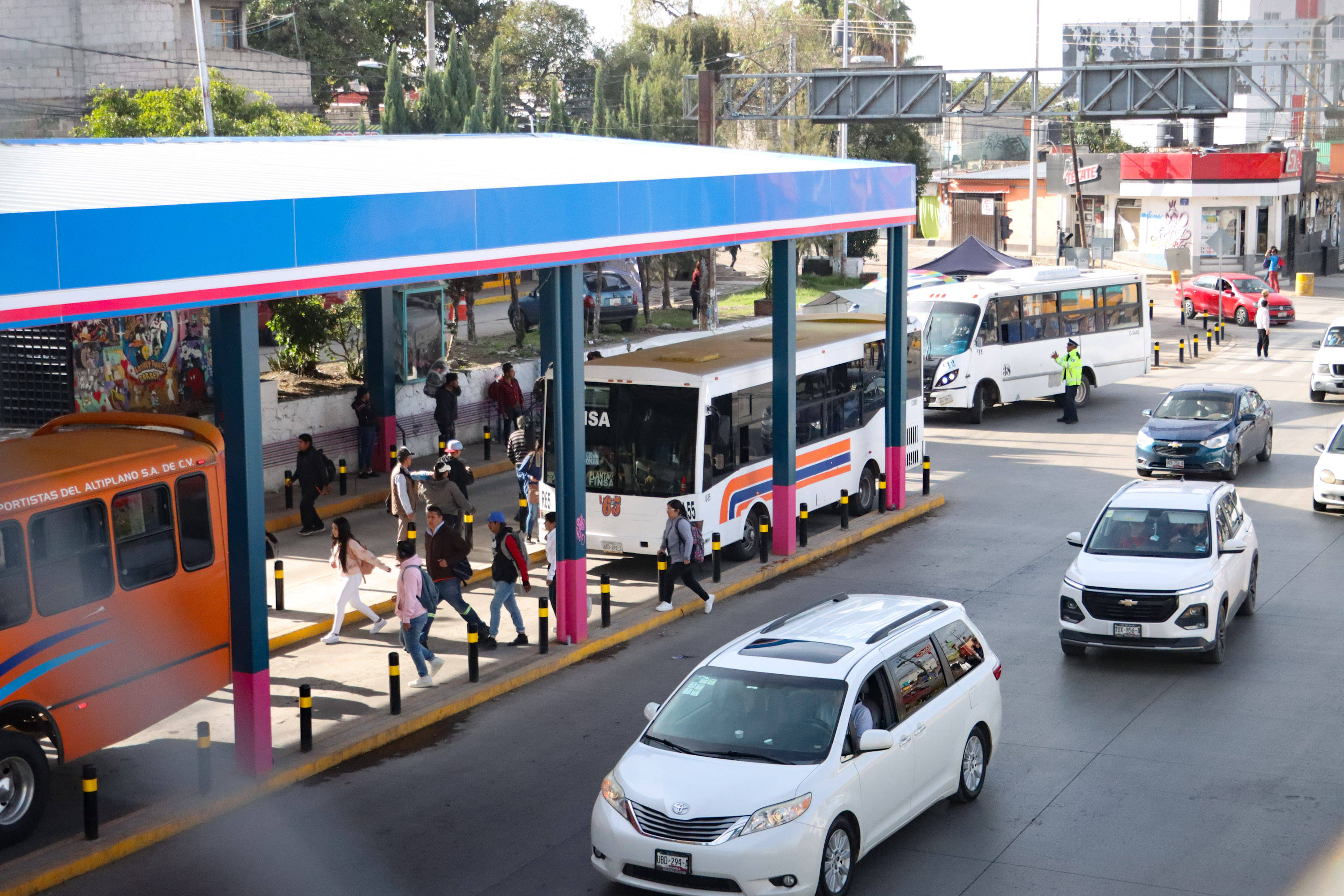 VIDEO Este es el nuevo paradero de autobuses en crucero de San Felipe Hueyotlipan