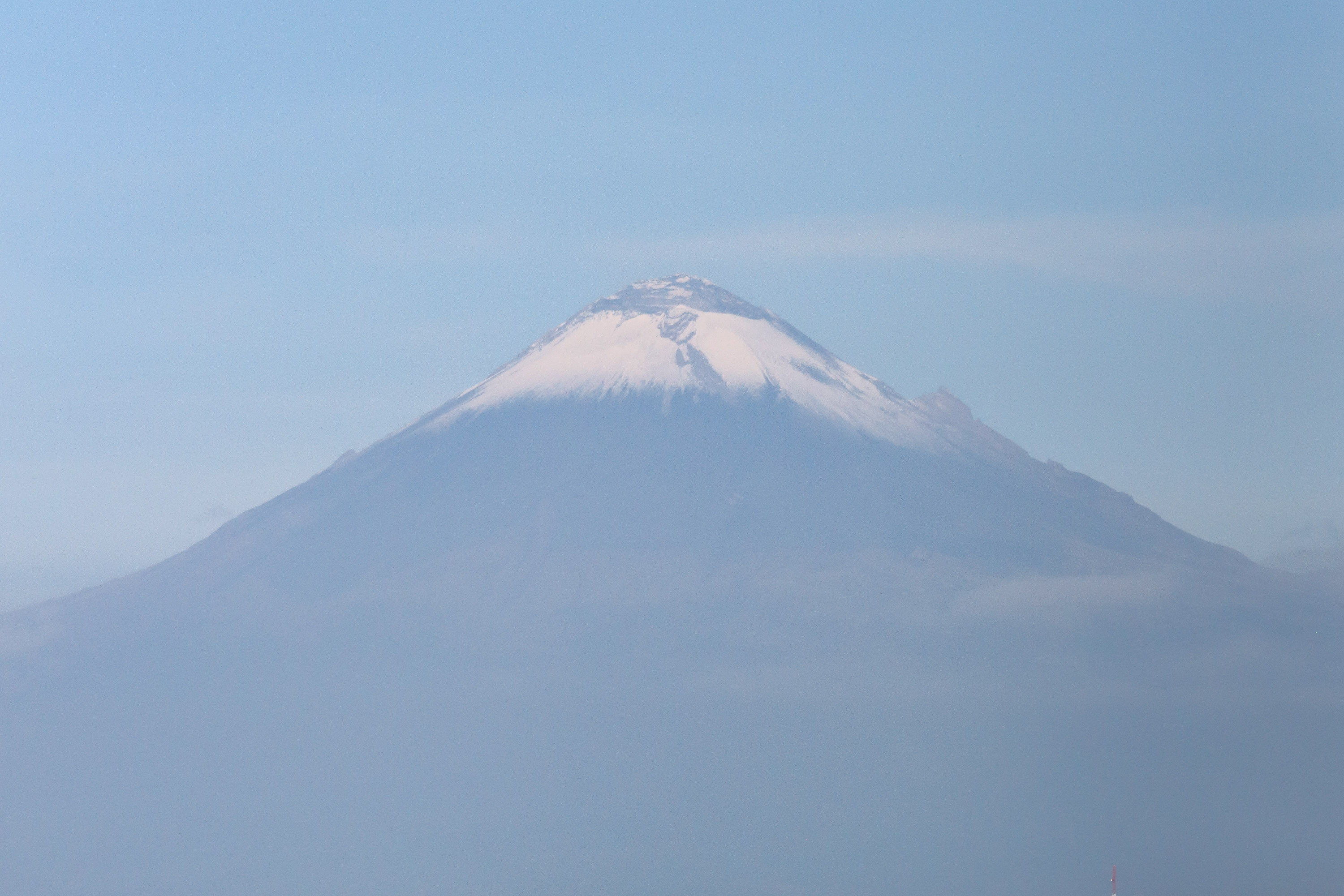 Como una postal, Popocatépetl amanece cubierto de nieve 