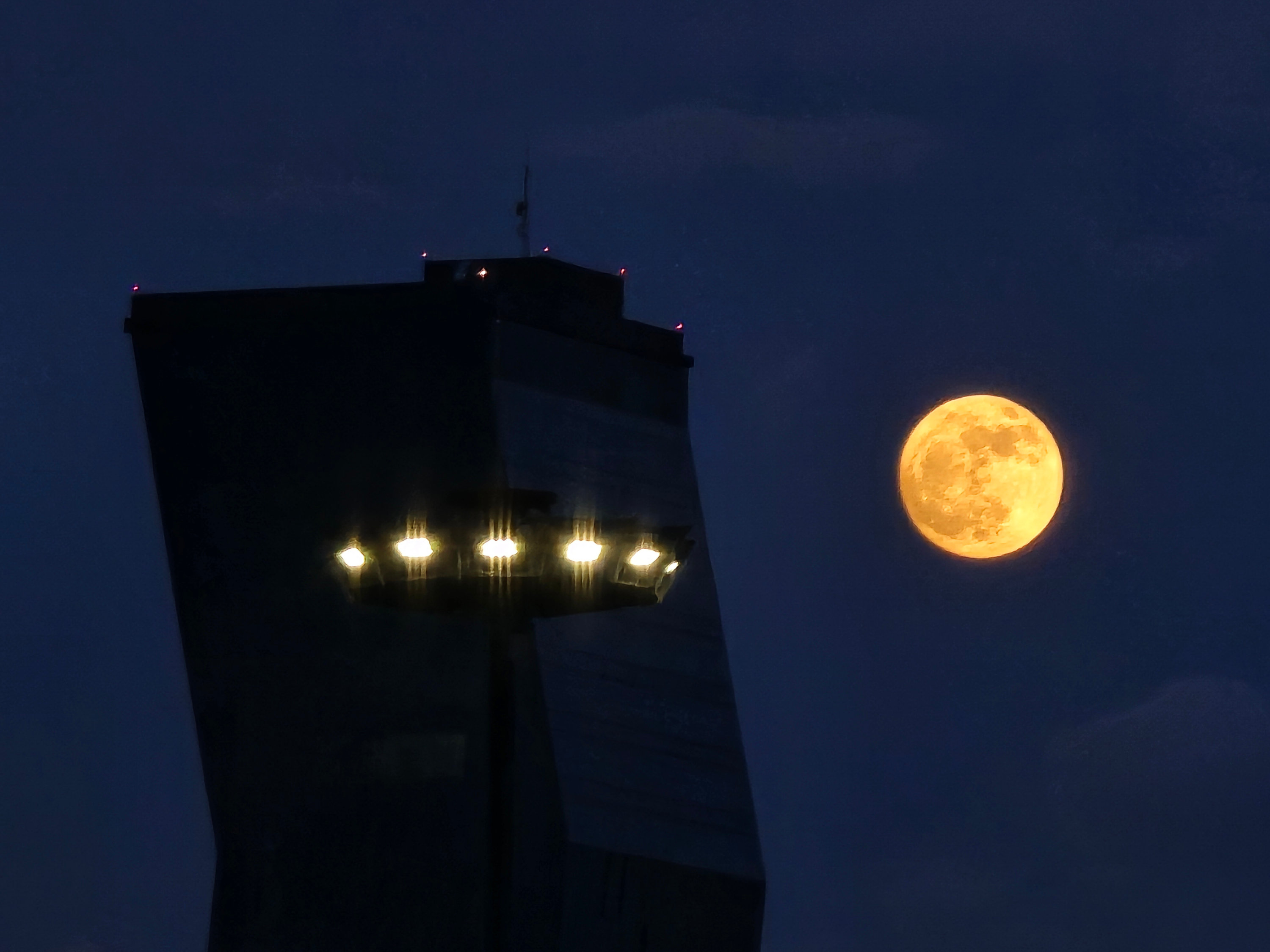 Súper Luna brilla en el cielo de Puebla este domingo