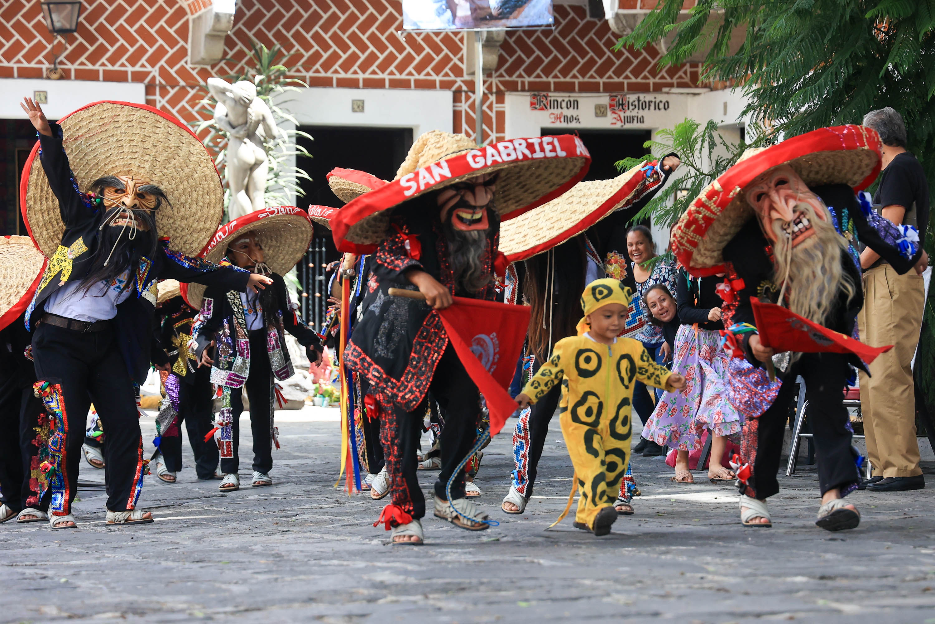 VIDEO Se presenta el grupo de danza folclórica Amatitlán en el Barrio del Artista