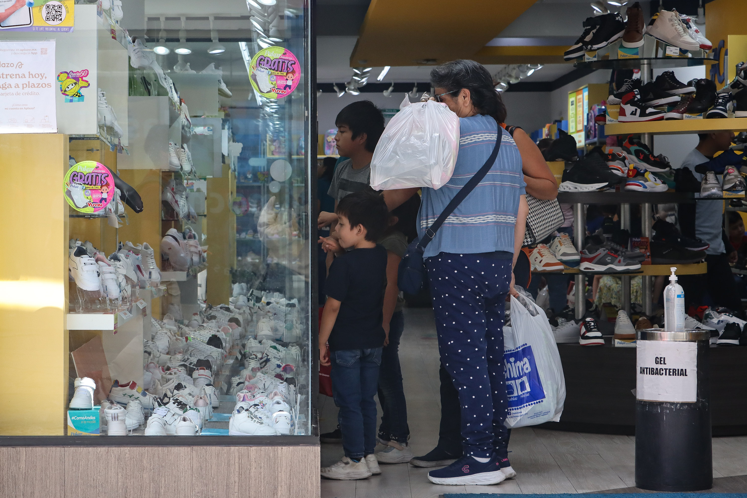 VIDEO Se llenan las zapaterías del Centro Histórico de Puebla