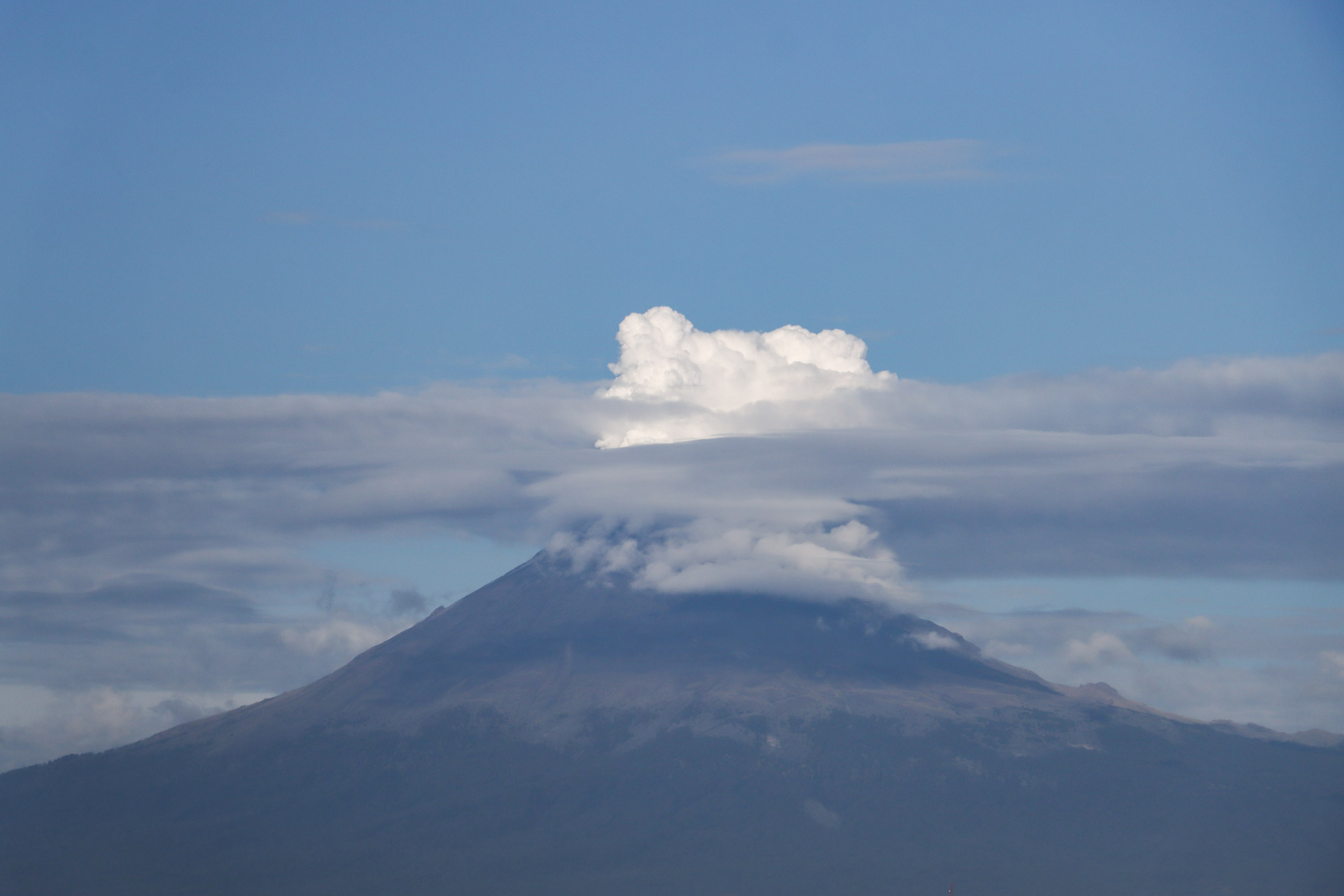 El Popocatépetl amanece con una nube de vapor de agua