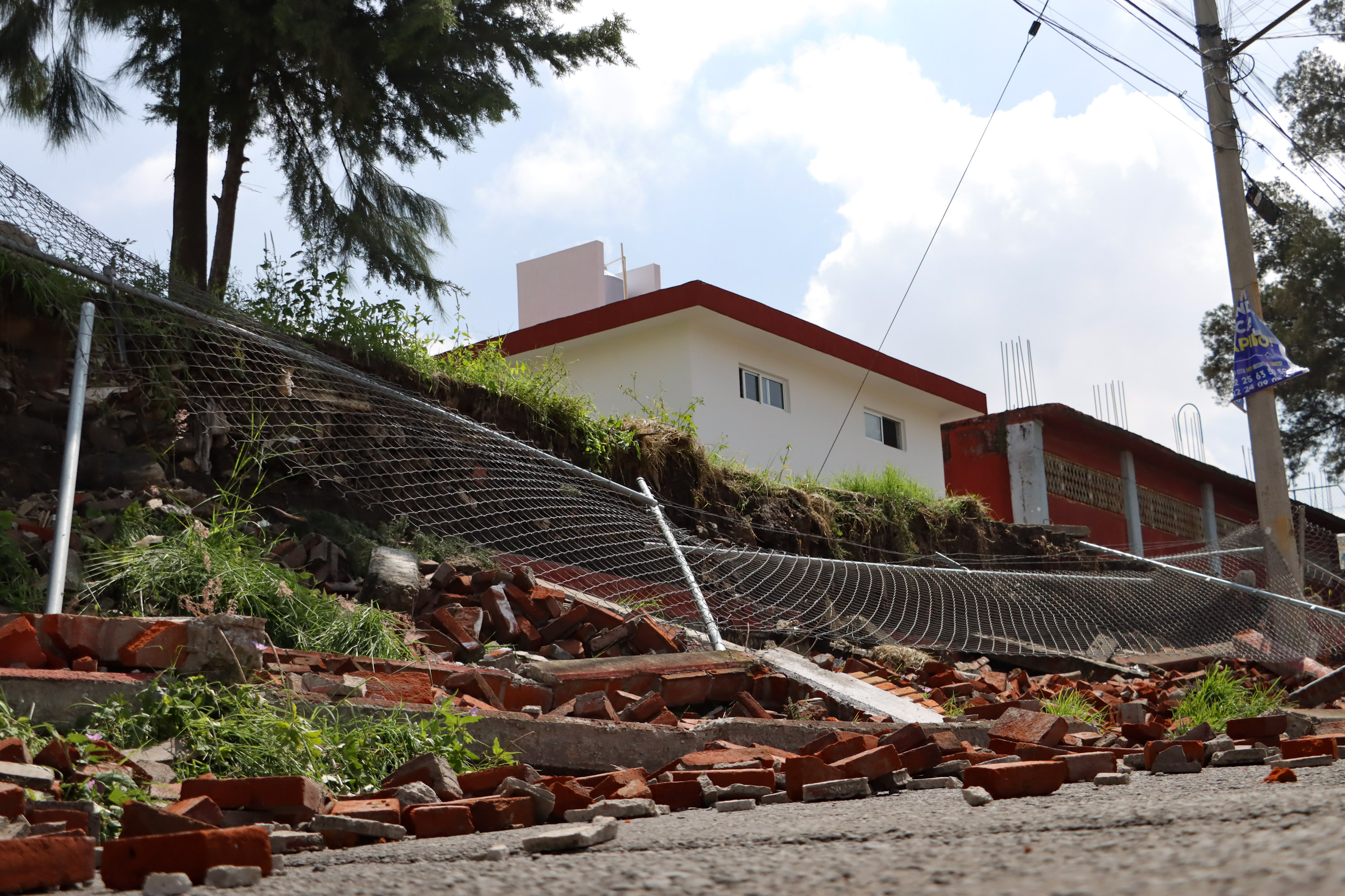 Lluvia derriba barda de la escuela primaria Francisco González Boca Blanca