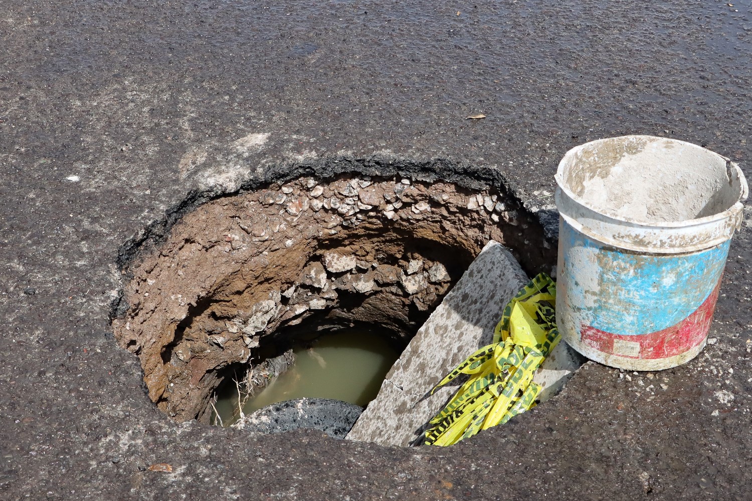 Con cuidado, se forma pequeño socavón sobre la 3 Poniente