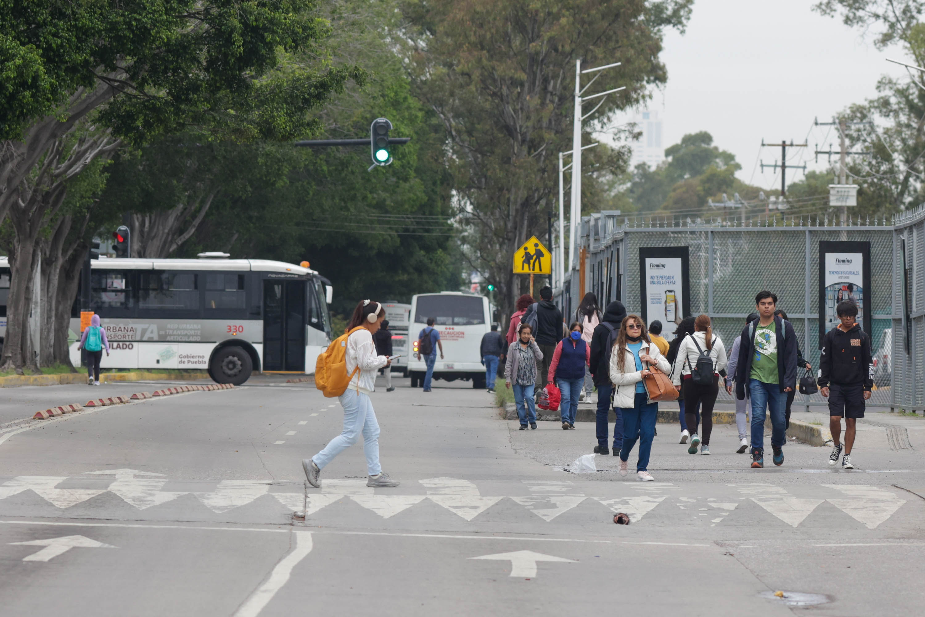 VIDEO Se genera caos por cierre en Bulevar Municipio Libre y Valsequillo