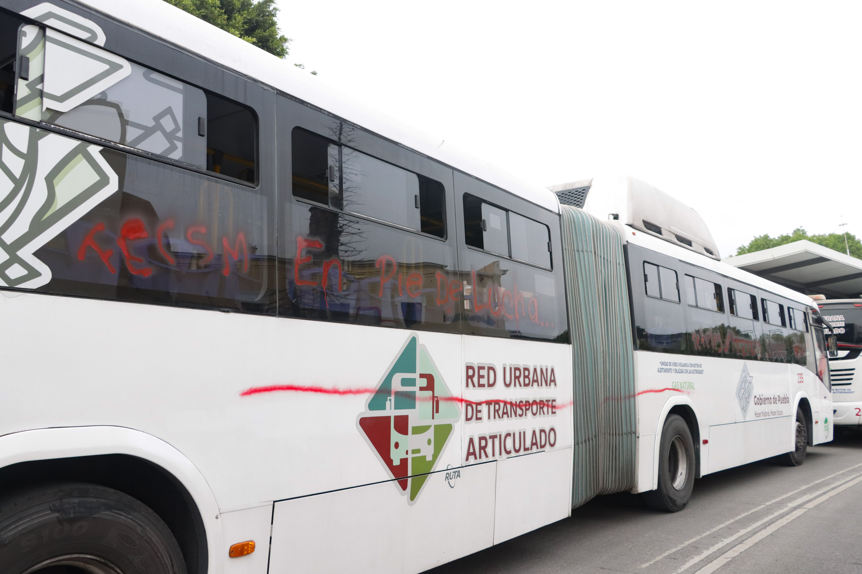 VIDEO Manifestantes normalistas de Teteles pintan unidades de RUTA