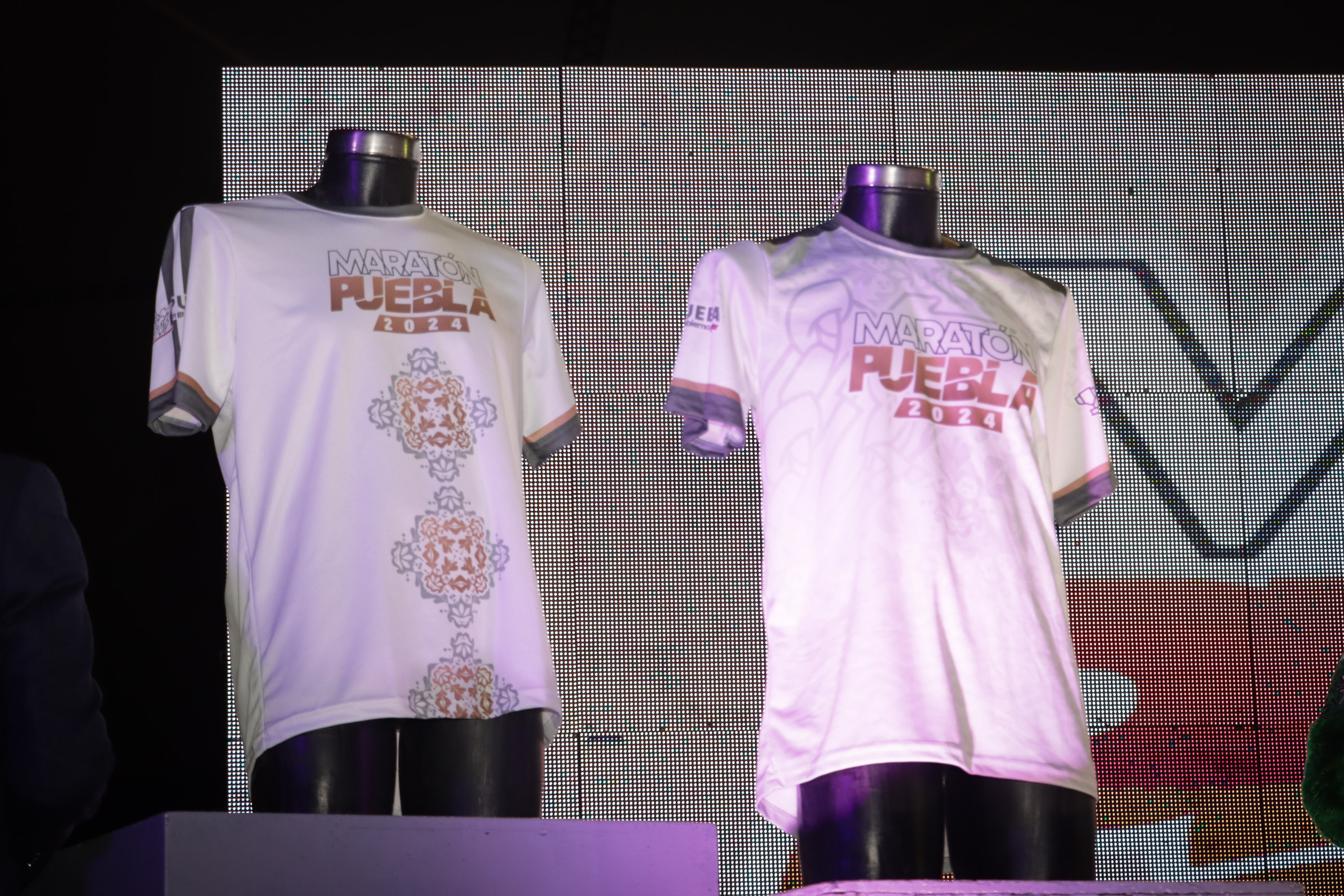 VIDEO Presentan playera y medalla del Maratón Puebla 2024