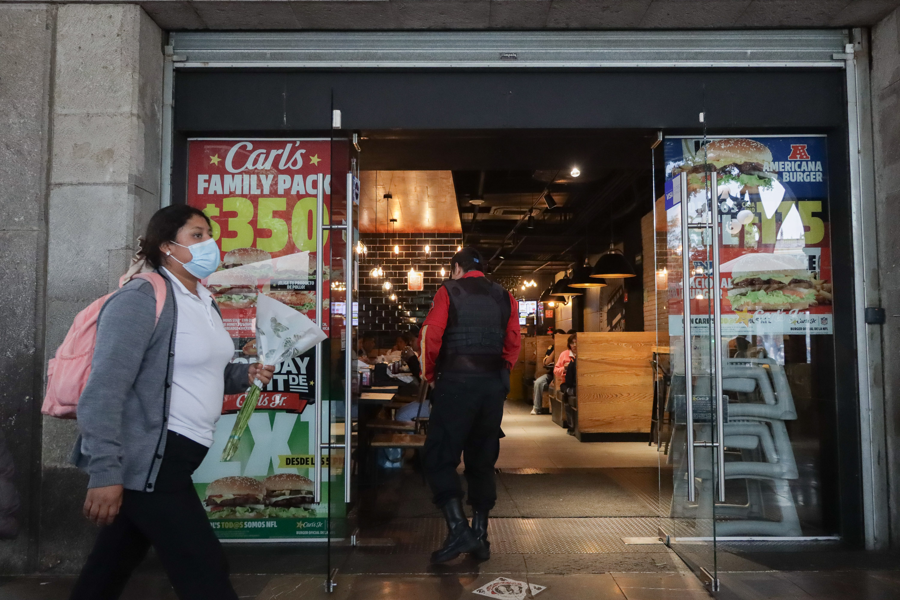 VIDEO Carl's Jr. paga la mitad de su deuda para poder reabrir en Puebla