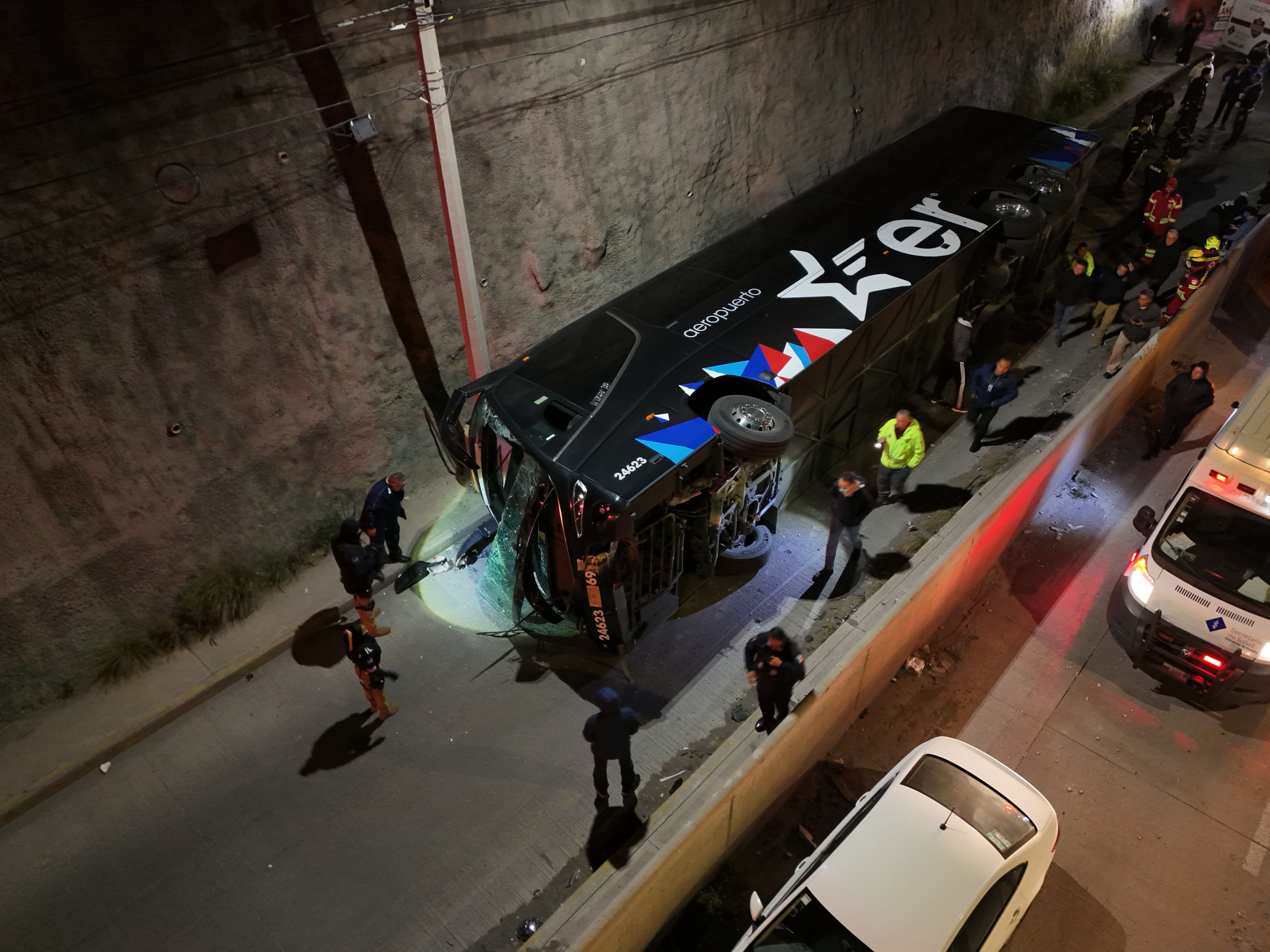 VIDEO Confirma Estrella Roja 21 lesionados tras volcadura de un autobús en Periférico Ecológico