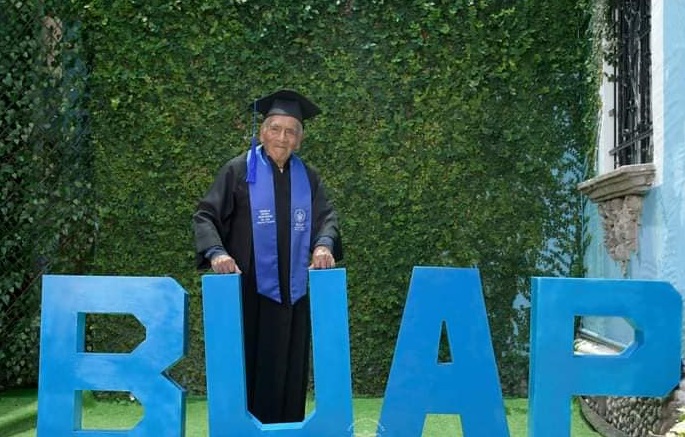 Se gradúa a sus 84 años como ingeniero 