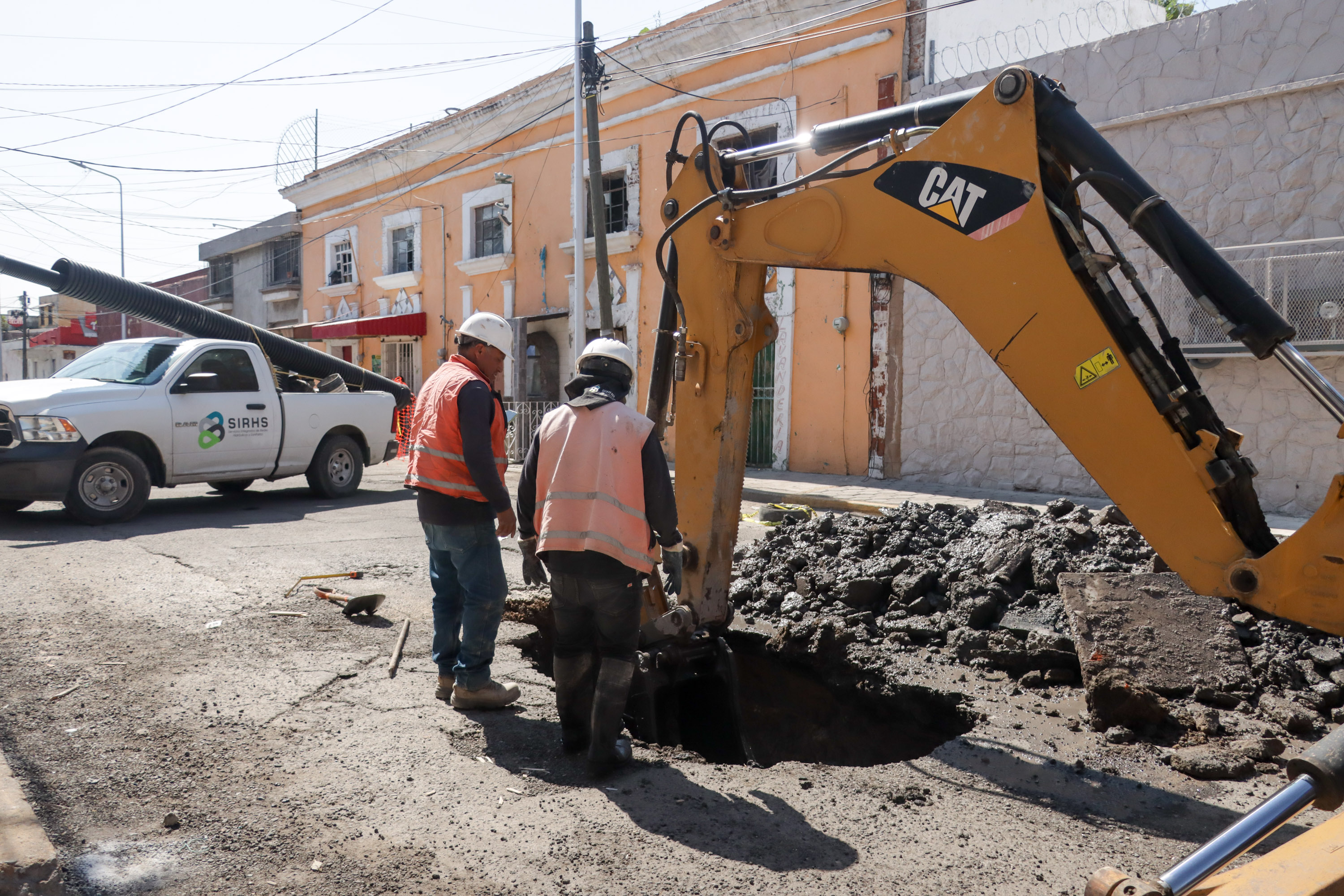 VIDEO Trabajan en tapar socavón que se formó en Santa Anita