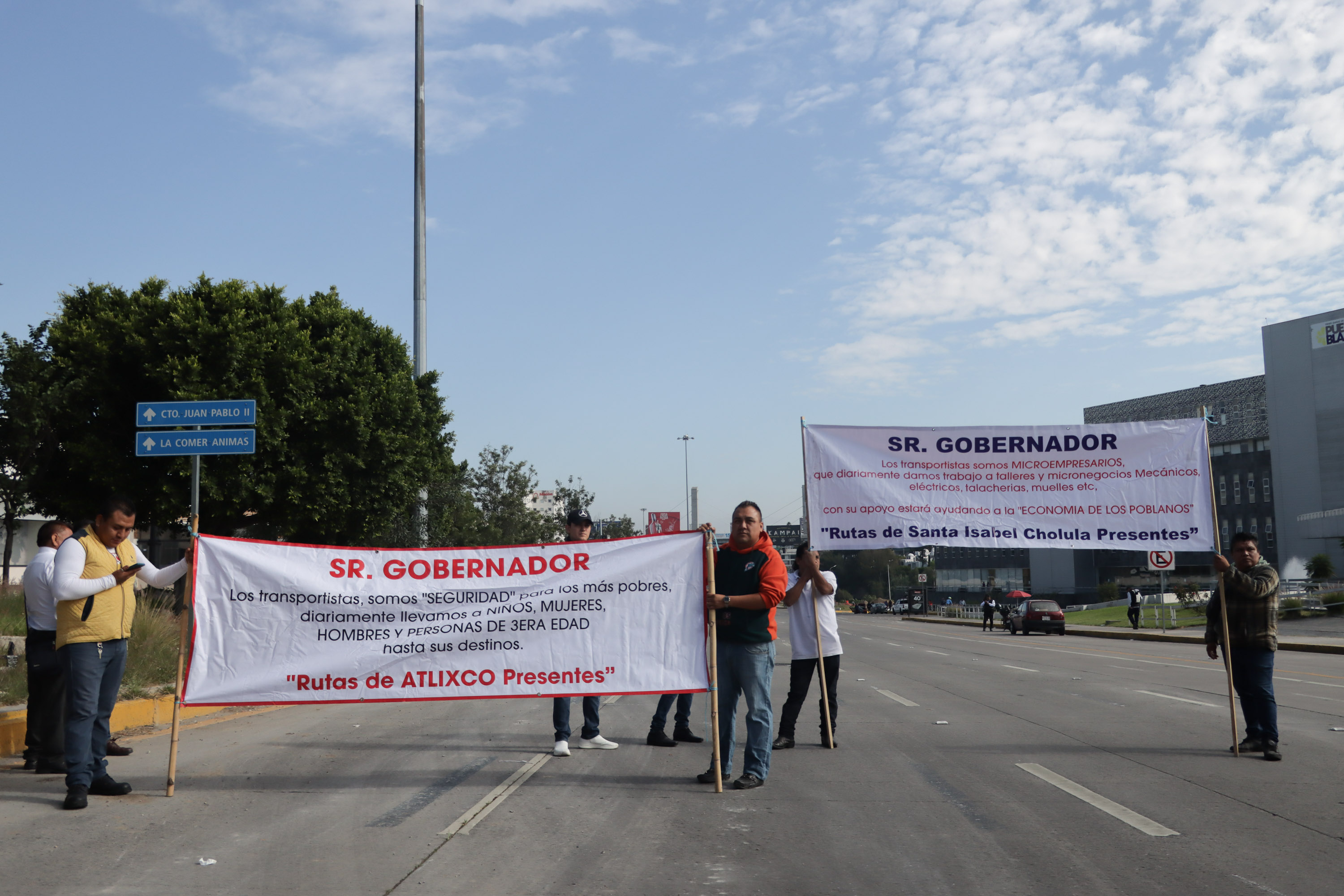 VIDEO Transportistas bloquean la Vía Atlixcáyotl, intenso tráfico en la zona