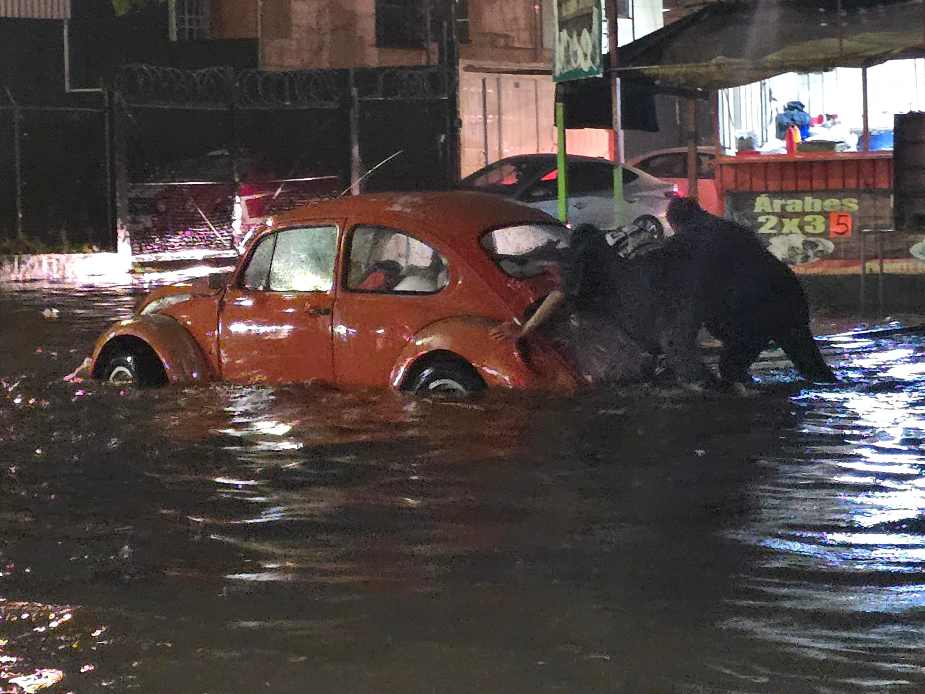 Se inunda avenida de Las Torres