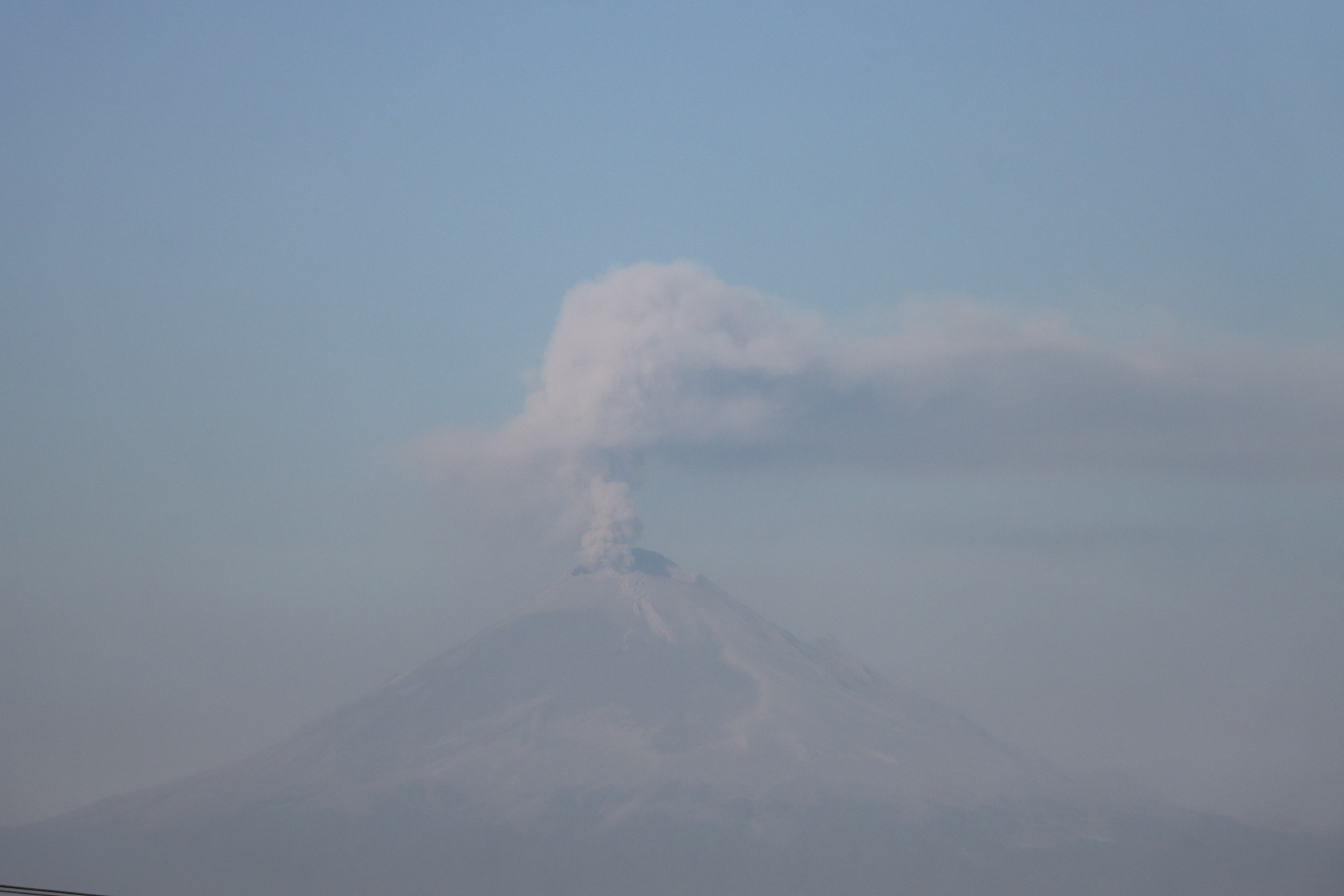 Volcán Popocatépetl presenta 24 exhalaciones