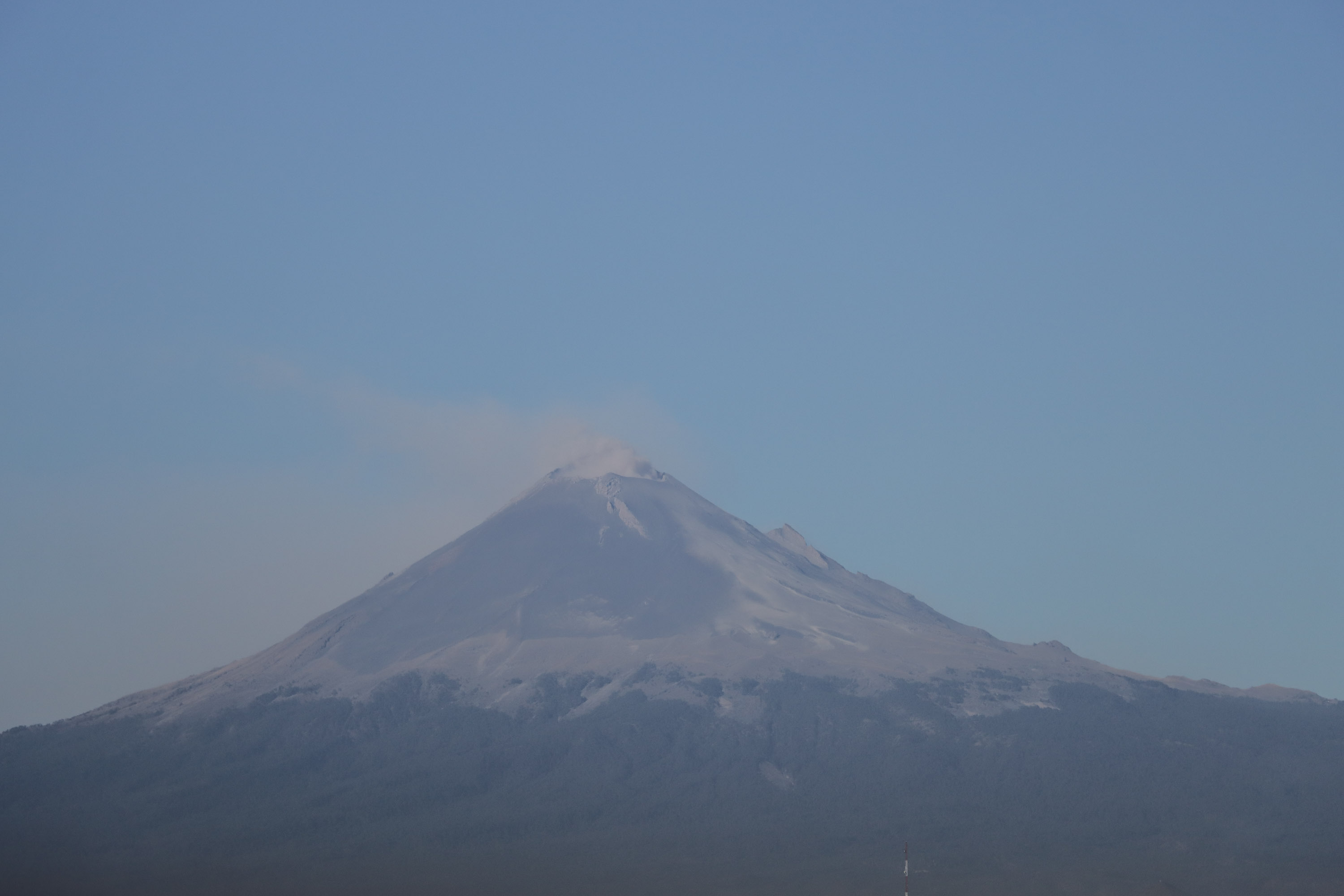 VIDEO Volcán Popocatépetl amanece con un cielo despejado