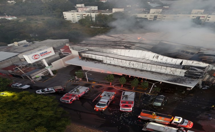 Gran Bodega reubica a empleados después del incendio en sucursal en Amalucan