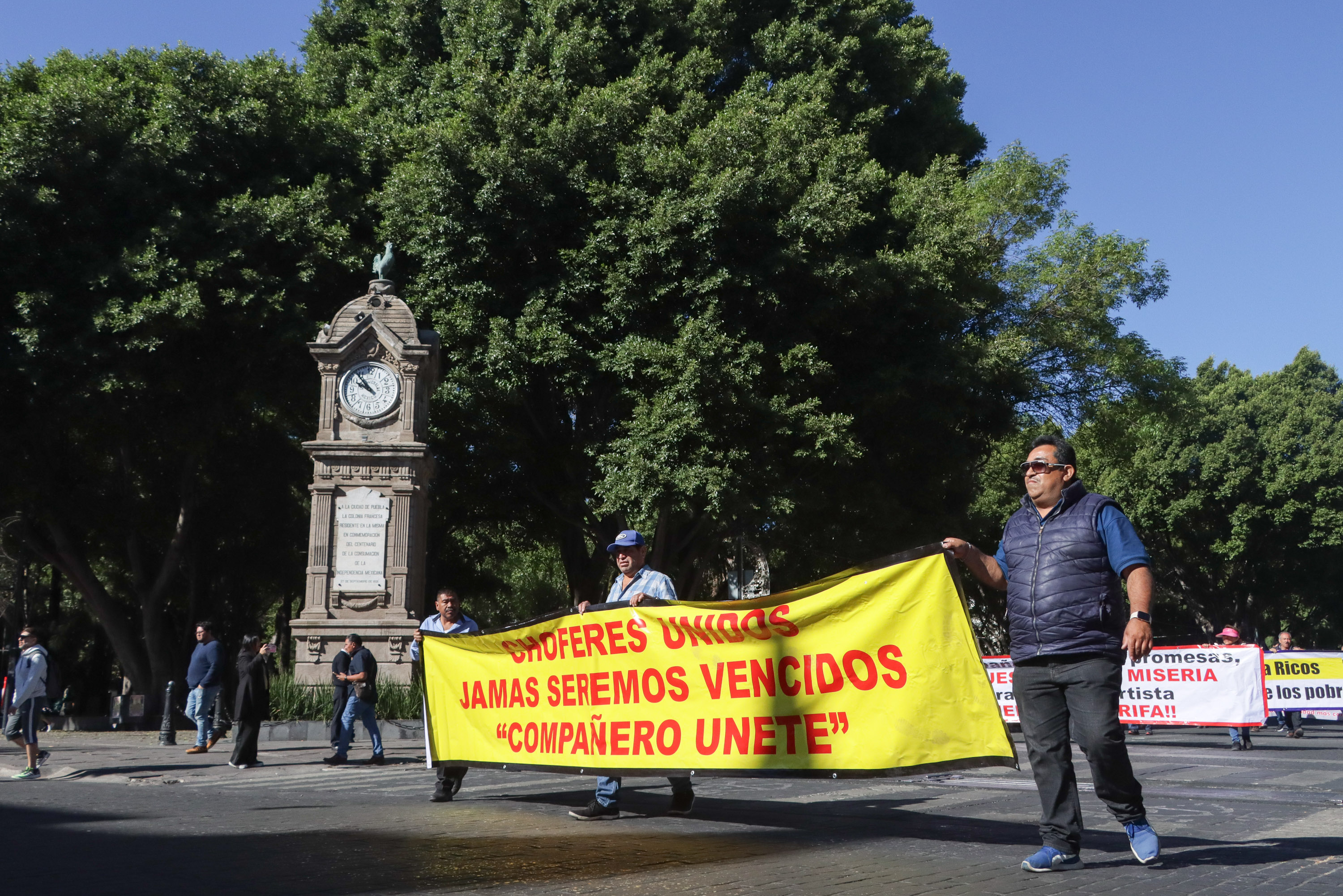 VIDEO Transportistas marcha en Centro Histórico de Puebla